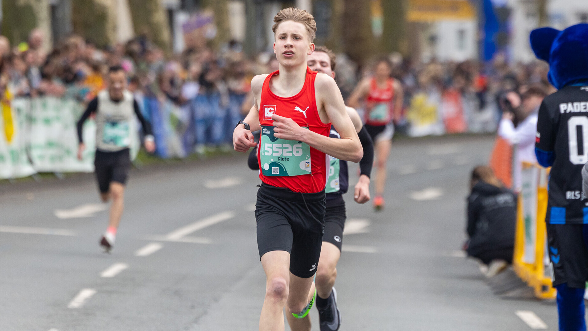 Fiete Timm beim Straßenlauf knapp vor einem anderen Athleten