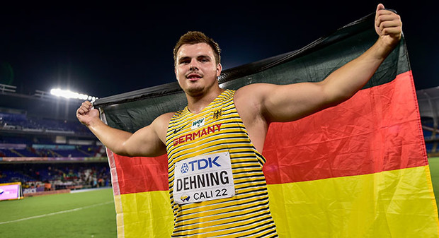 U20-WM Tag 5 | Max Dehning jubelt über die Silbermedaille im Speerwurf