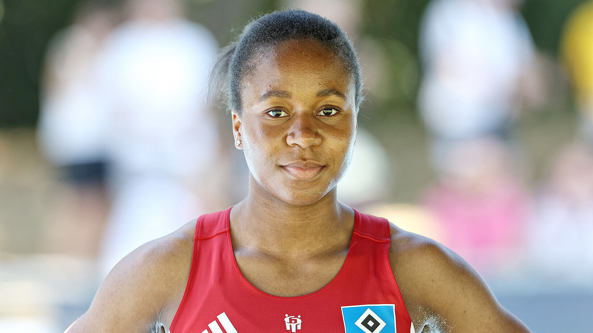 Porträt von Weitspringerin Lena Anochili im HSV-Trikot