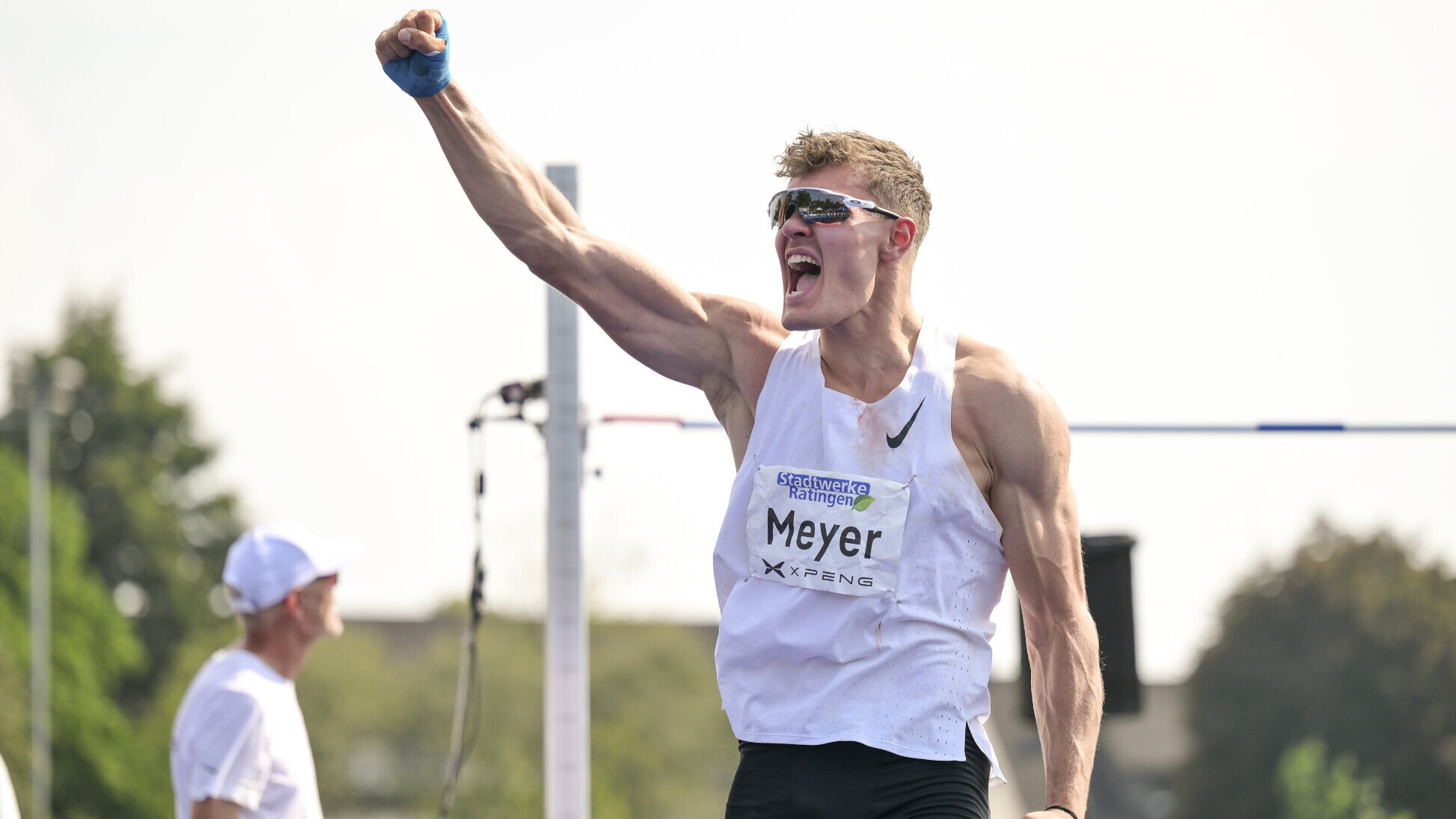 Der deutsche Zehnkämpfer Marcel Meyer jubelt nach einem geglückten Hochsprung und reckt dabei die rechte Faust in die Höhe.