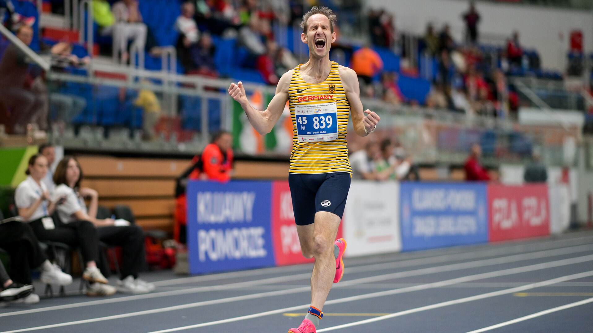 David Kiefer läuft jubelnd ins Ziel