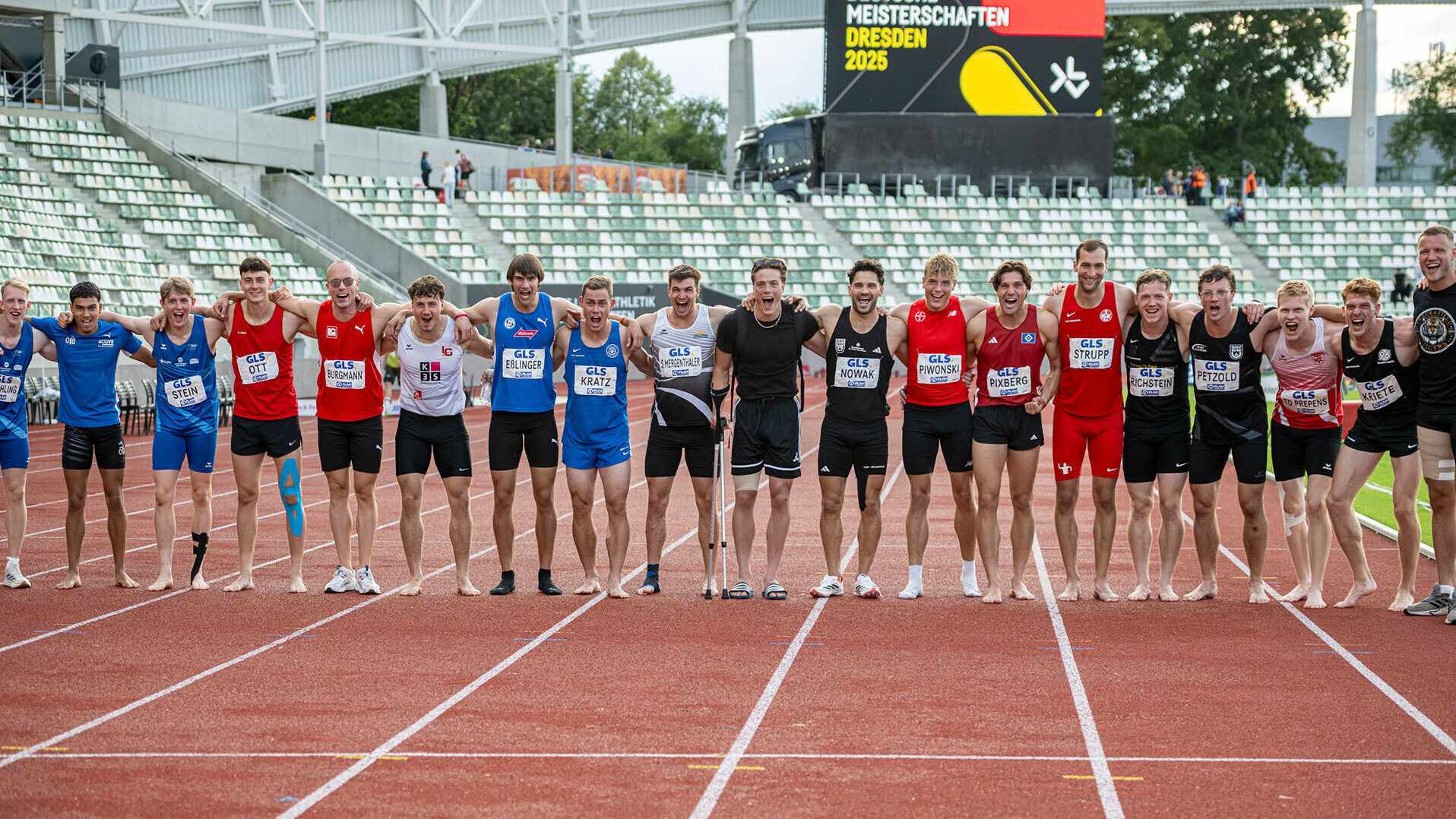 Die Zehnkämpfer Arm in Arm im Heinz-Steyer-Stadion
