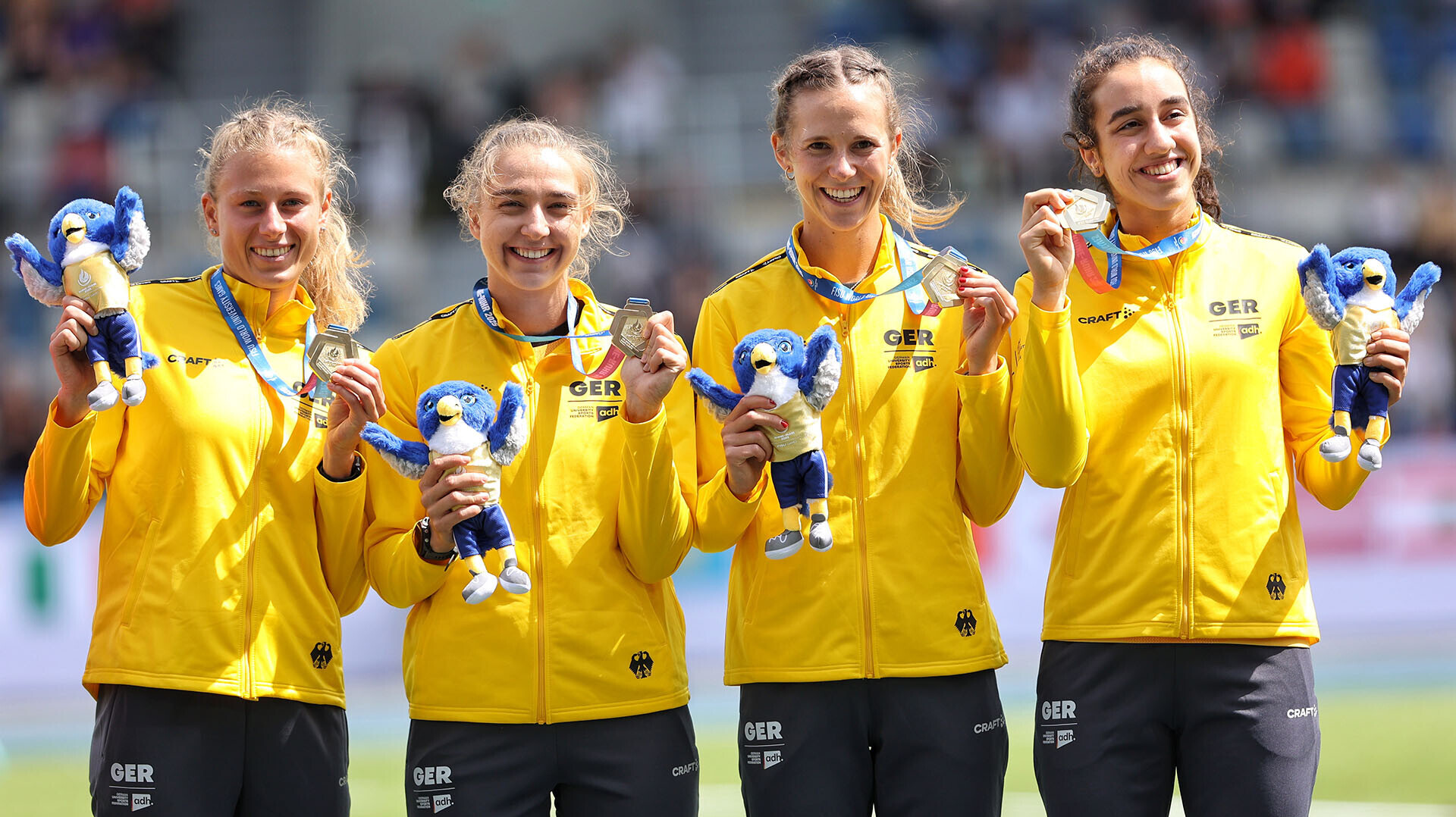 Vivienne Morgenstern, Mona Mayer, Sabrina Heil und Yasmin Amaadacho auf dem Podium