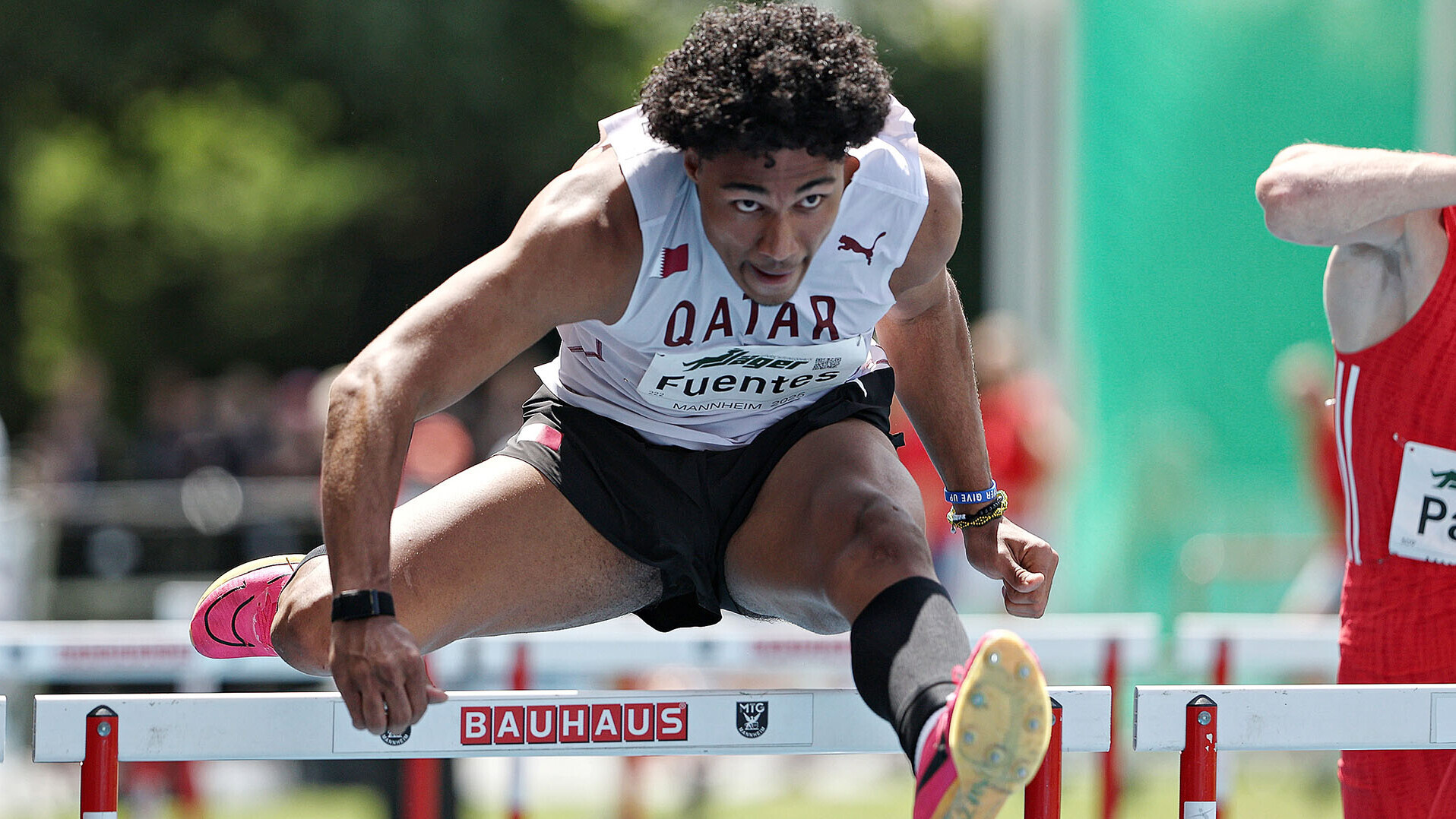 Kendry Fuentes aus Katar überquert im Hürdenfinale eine Hürde. 
