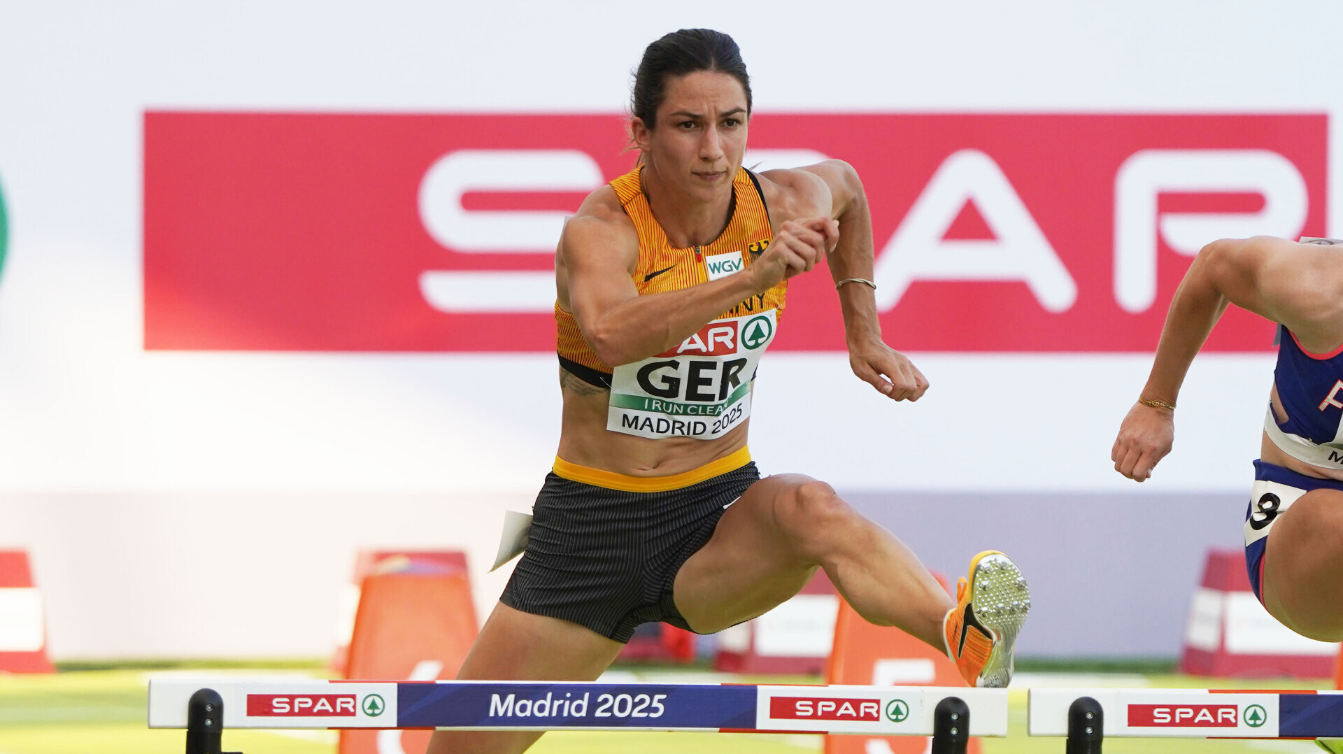 Ricarda Lobe im Nationaltrikot bei der Hürdenüberquerung