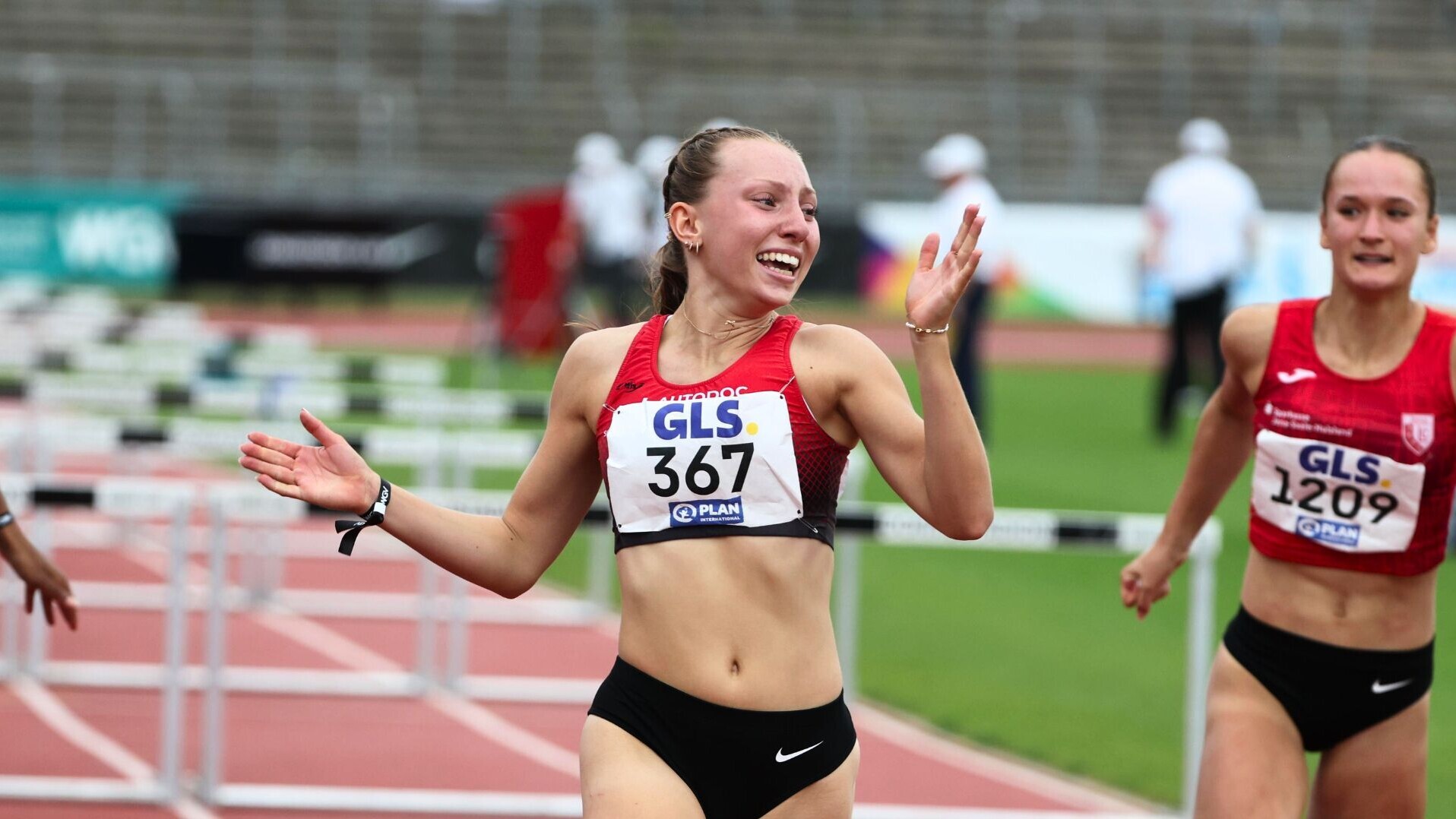 Amelie Giese freut sich im Ziel nach dem Hürdensprint.