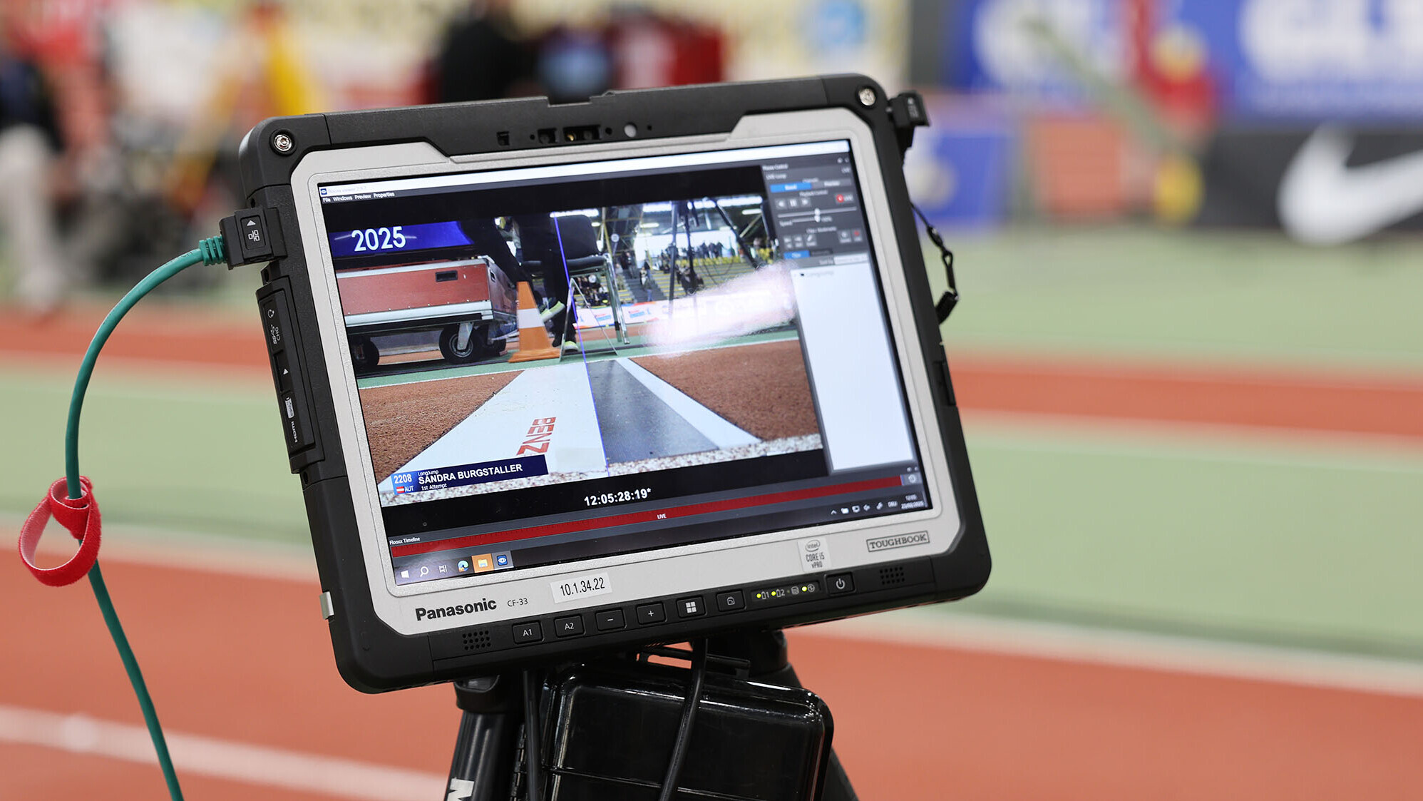 Eine Kamera mit Bild von einem Weitsprung-Balken