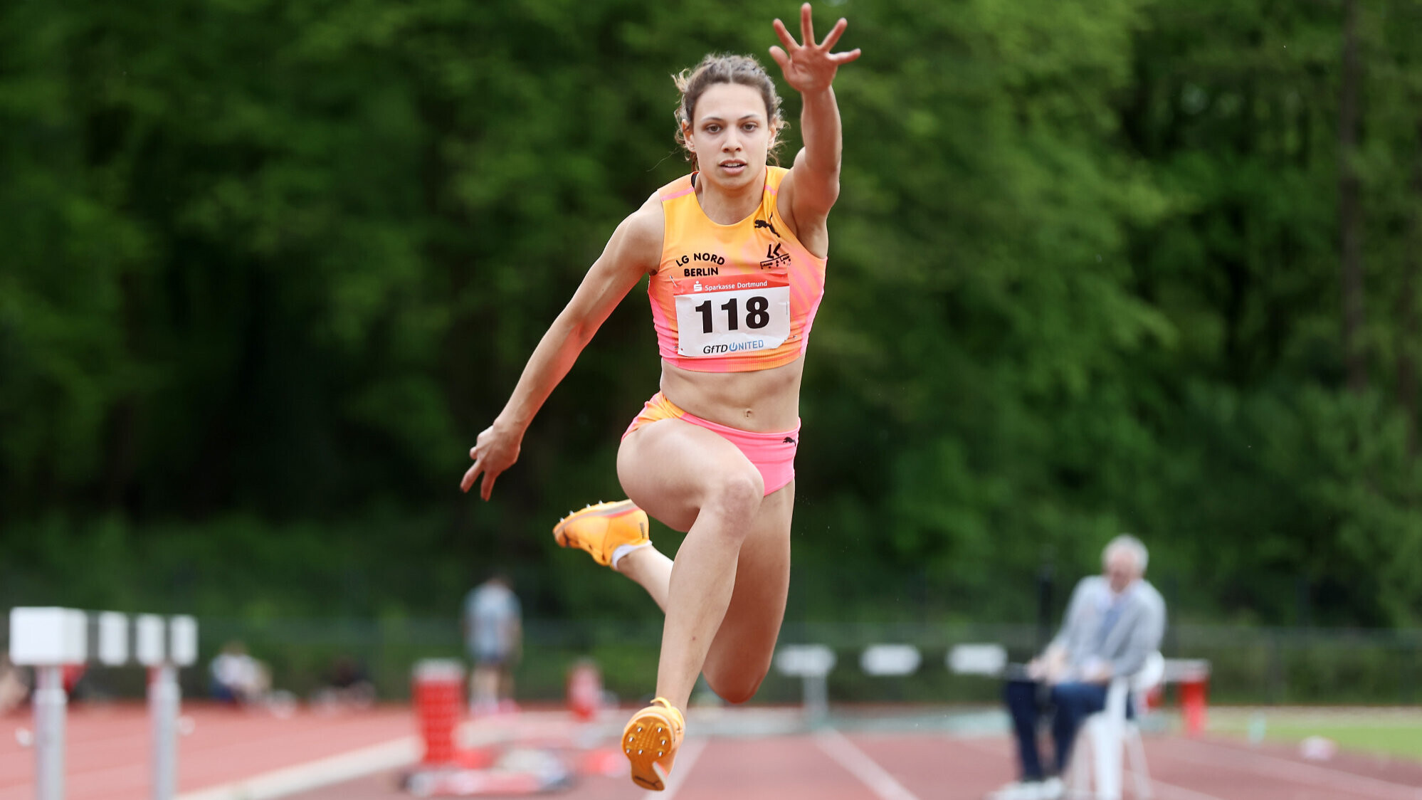 Dreispringerin Caroline Joyeux in der "Hop-Step-Jump"-Bewegung