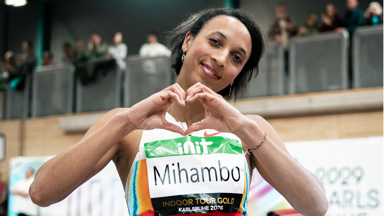 Die deutsche Weitspringerin Malaika Mihambo formt mit den Händen ein Herz und lächelt in die Kamera.