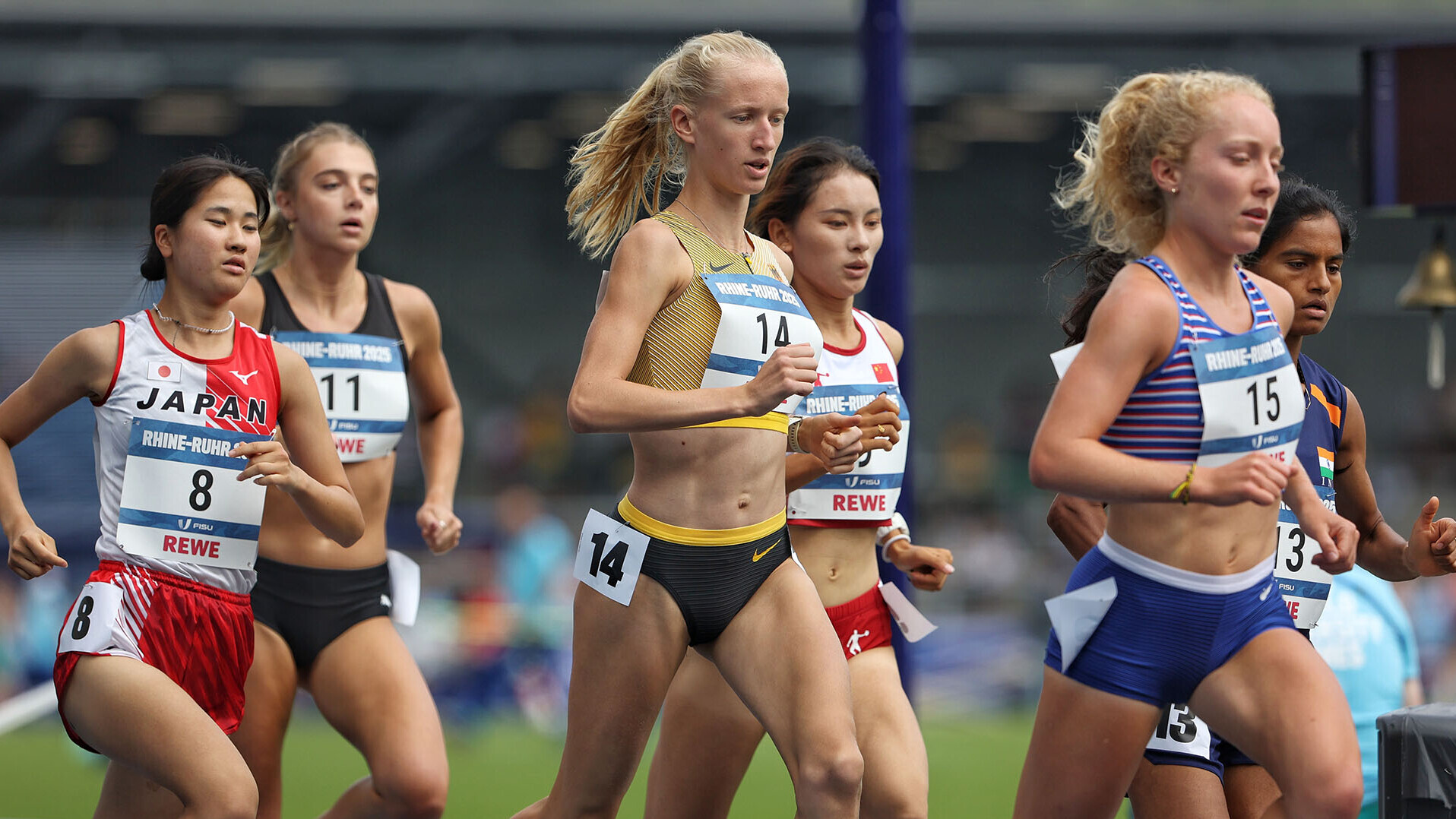 Carolina Schäfer während des 5.000-Meter-Rennens zwischen mehreren Konkurrentinnen. 