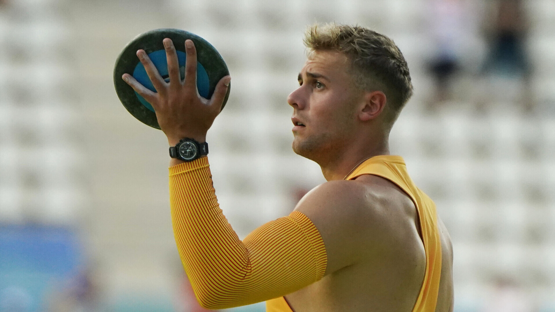 Diskuswerfer Mika Sosna im Nationaltrikot mit dem Diskus in der Hand