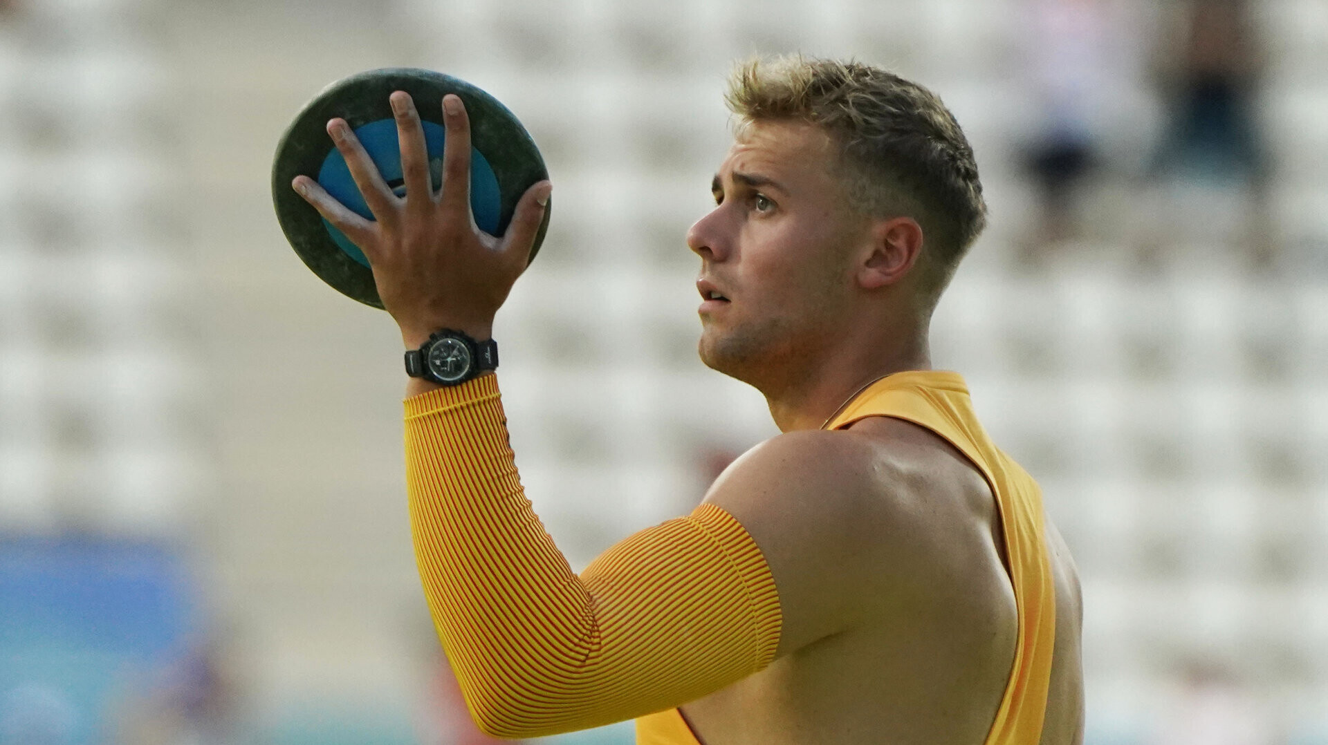 Diskuswerfer Mika Sosna im Nationaltrikot mit dem Diskus in der Hand
