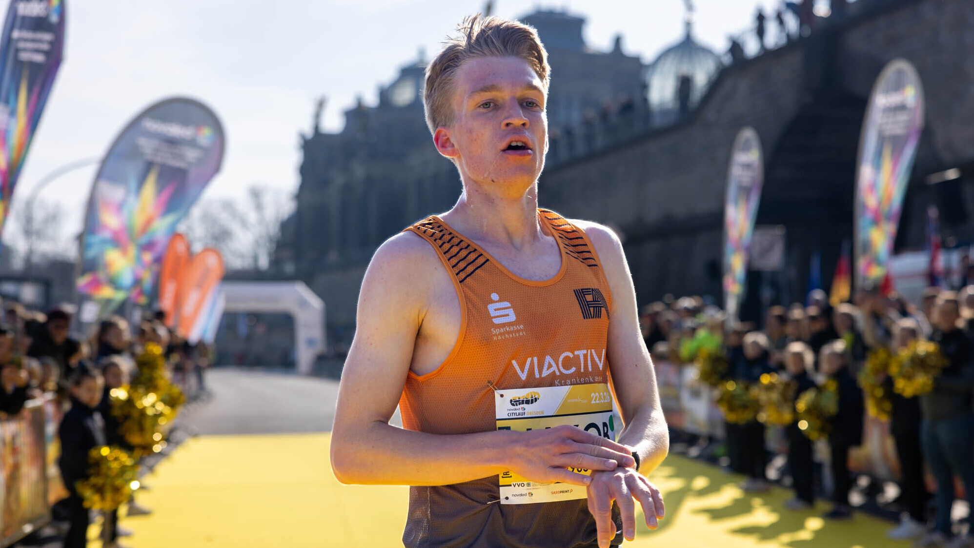Jakob Dieterich läuft auf einem gelben Teppich ein und stoppt die Uhr