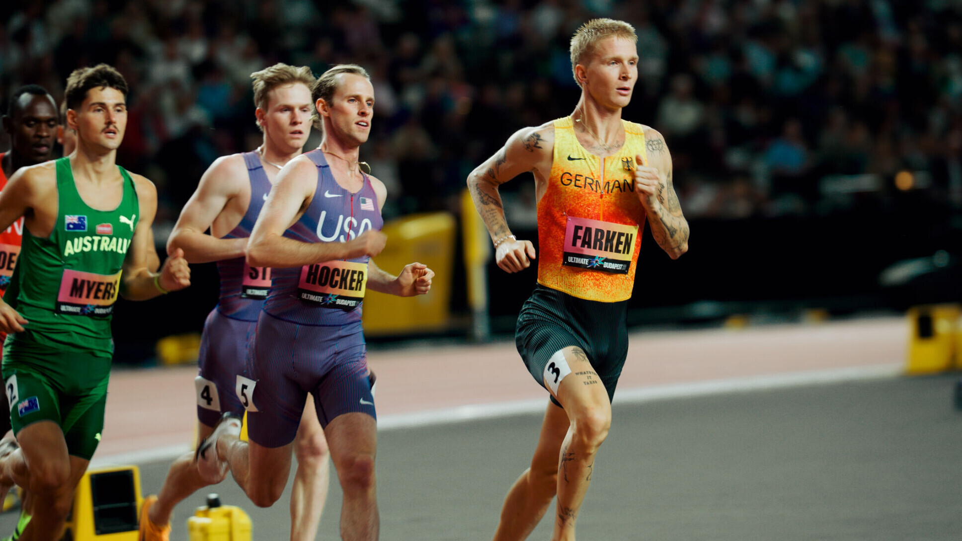 Der deutsche Mittelstreckler Robert Farken führt im Nationaltrikot ein Rennen vor mehreren Verfolgern an.