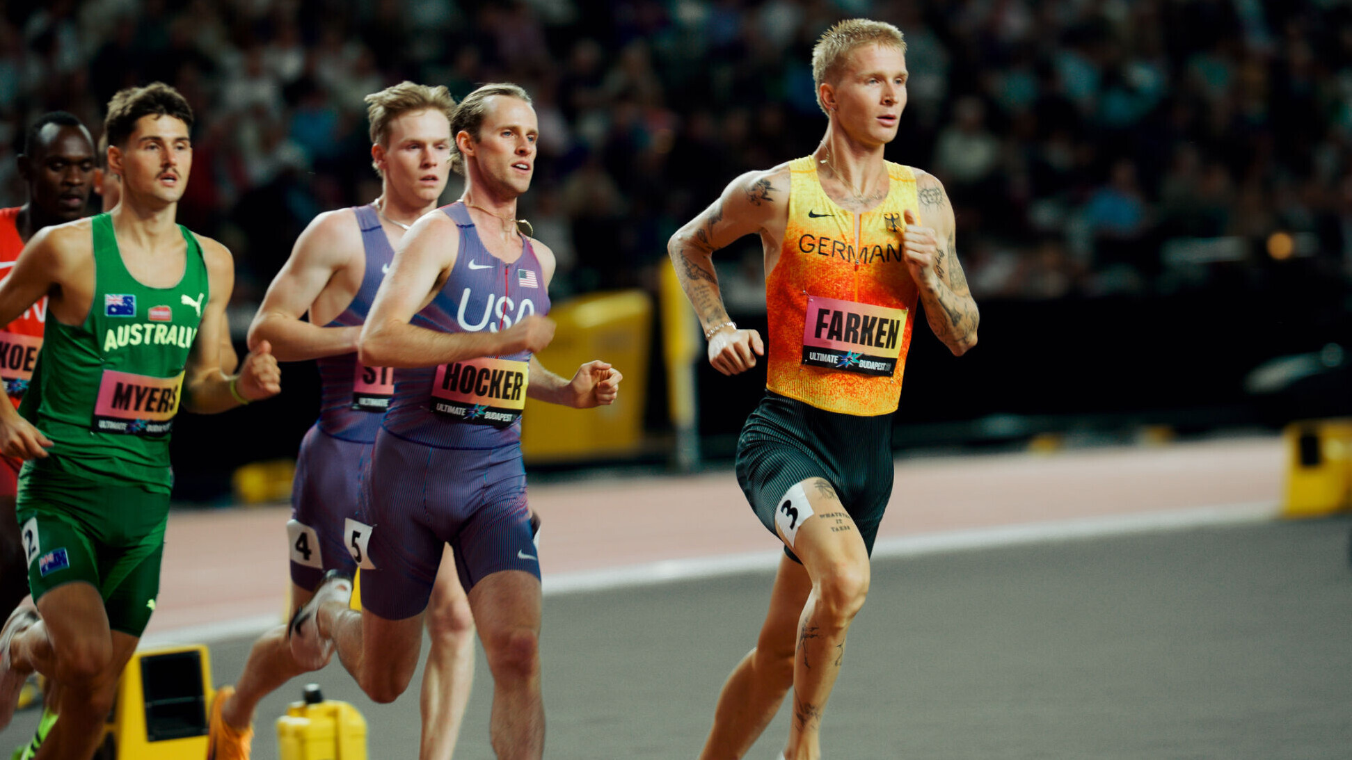 Der deutsche Mittelstreckler Robert Farken führt im Nationaltrikot ein Rennen vor mehreren Verfolgern an.