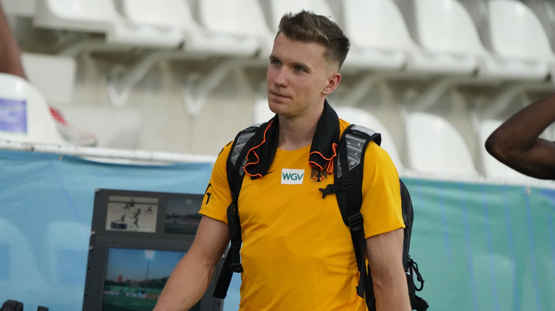 Dreispringer Pascal Boden mit Rucksack im National-T-Shirt