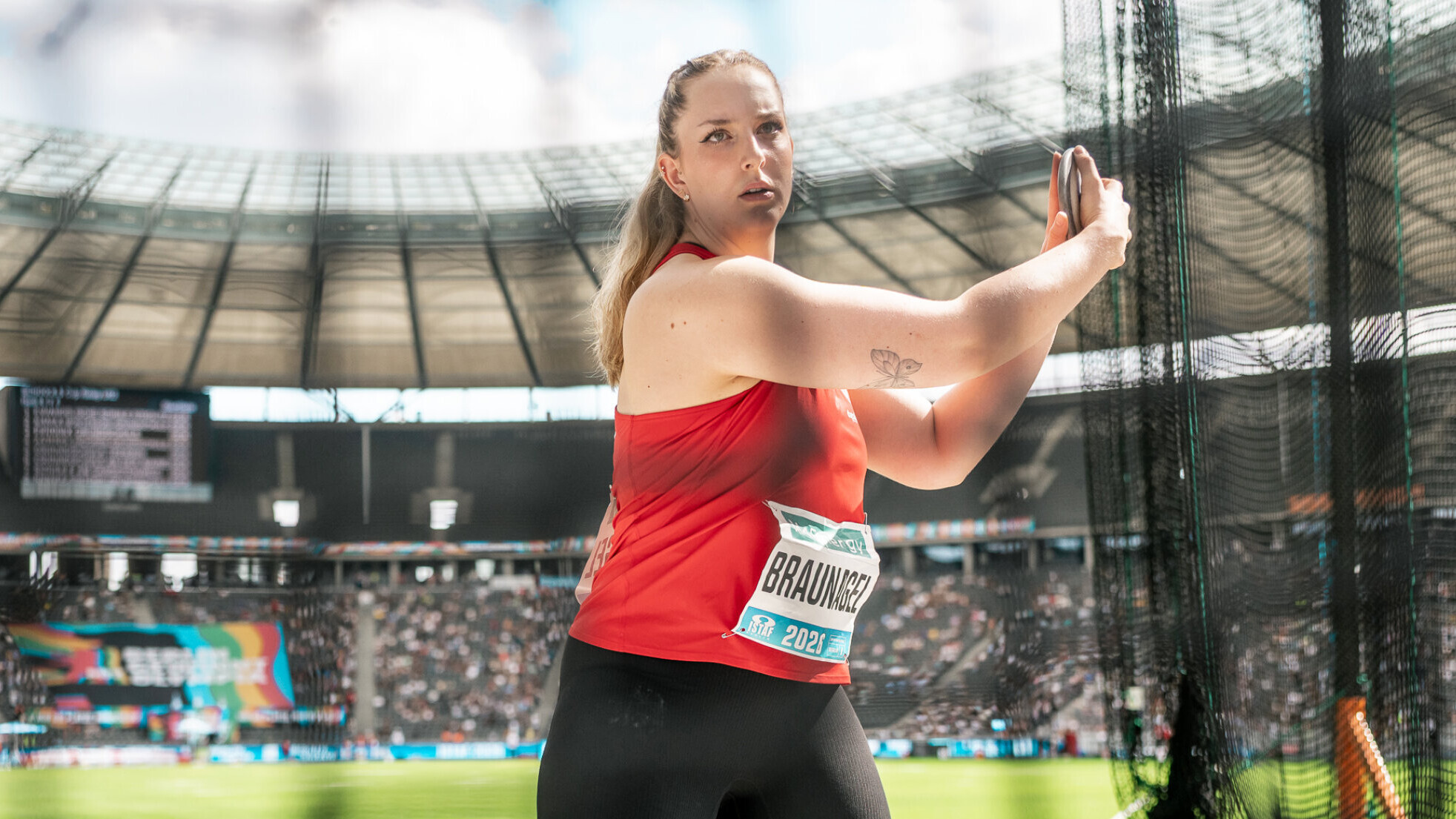 Die deutsche Diskuswerferin Leia Braunagel steht konzentriert bei der Ausholbewegung im Ring.