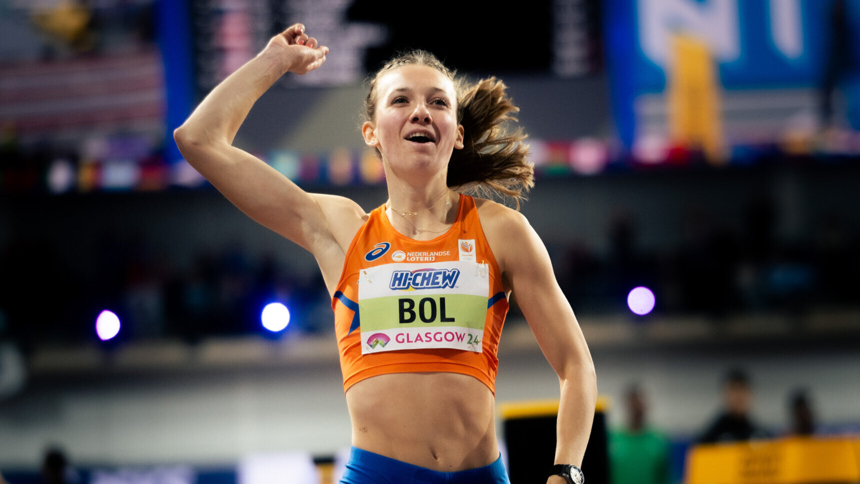 Die niederländische Langsprinterin Femke Bol reißt nach einem Rennen in der Halle den rechten Arm triumphierend in die Höhe. 