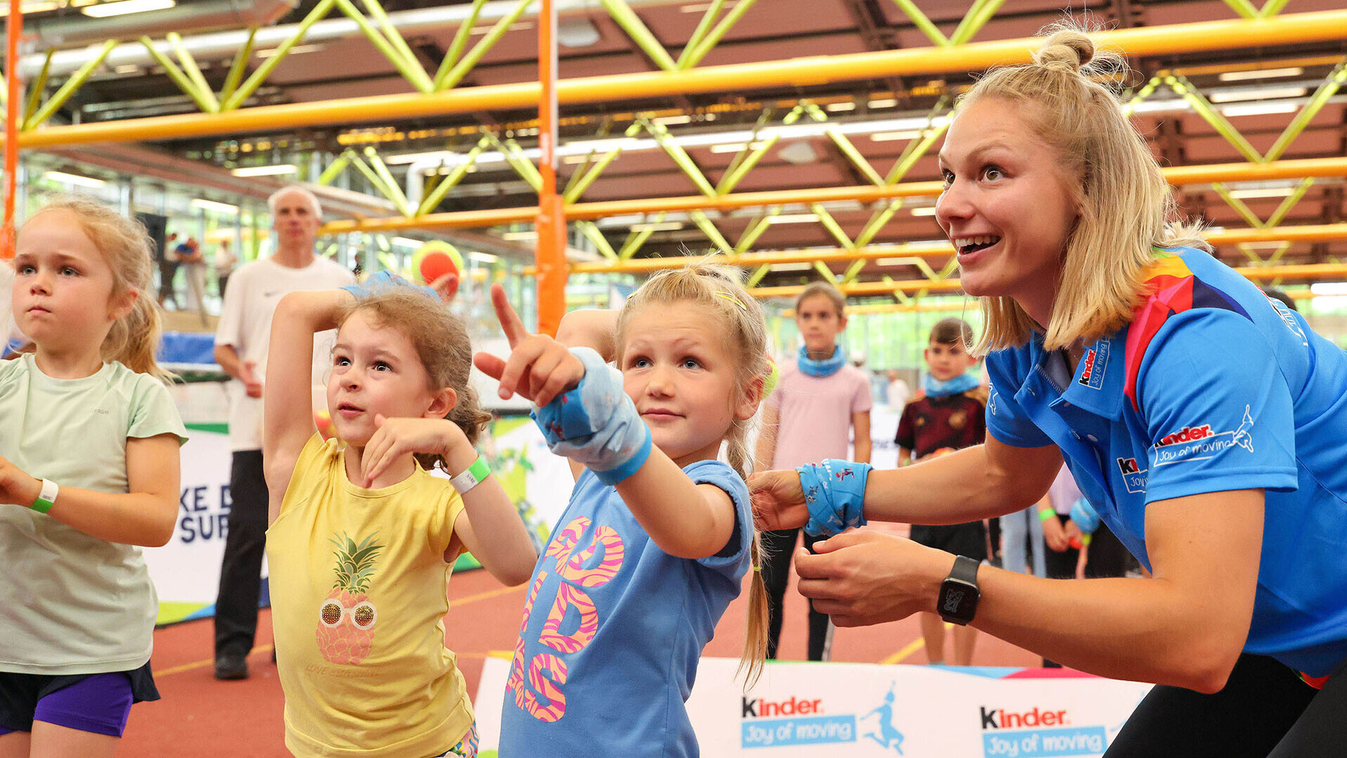 Sprinterin Lisa Mayer betreut die Kinder beim Spotlight-Event in München