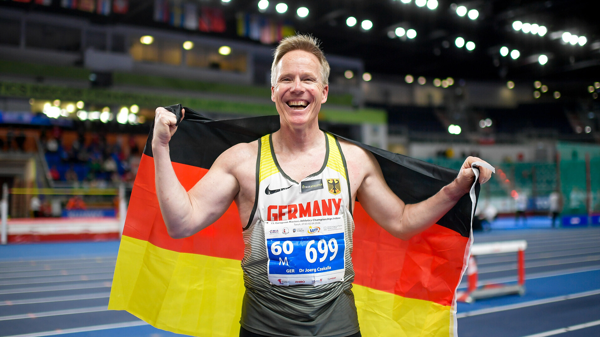 Jörg Czekalla mit Deutschlandfahne auf den Schultern