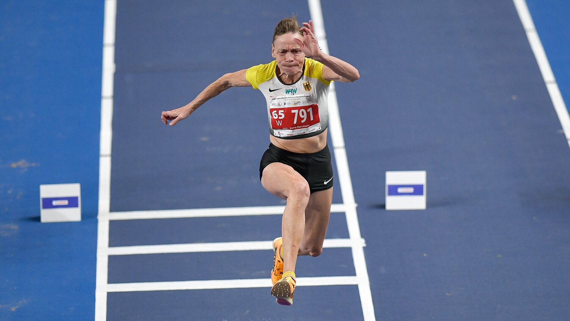 Petra Herrmann in der Dreisprung-Flugphase