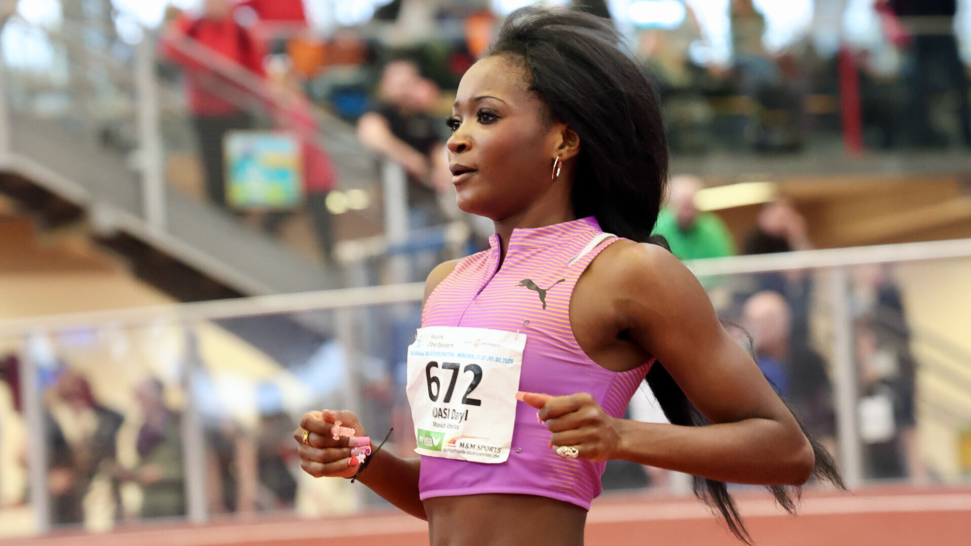 Daryl Ndasi im pinken Trikot im Auslauf