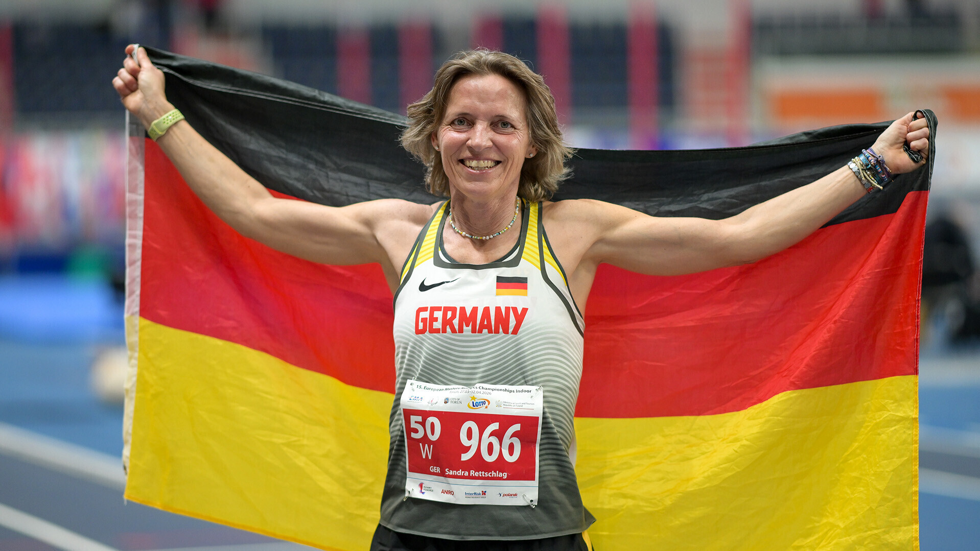 Sandra Rettschlag posiert mit Deutschlandfahne