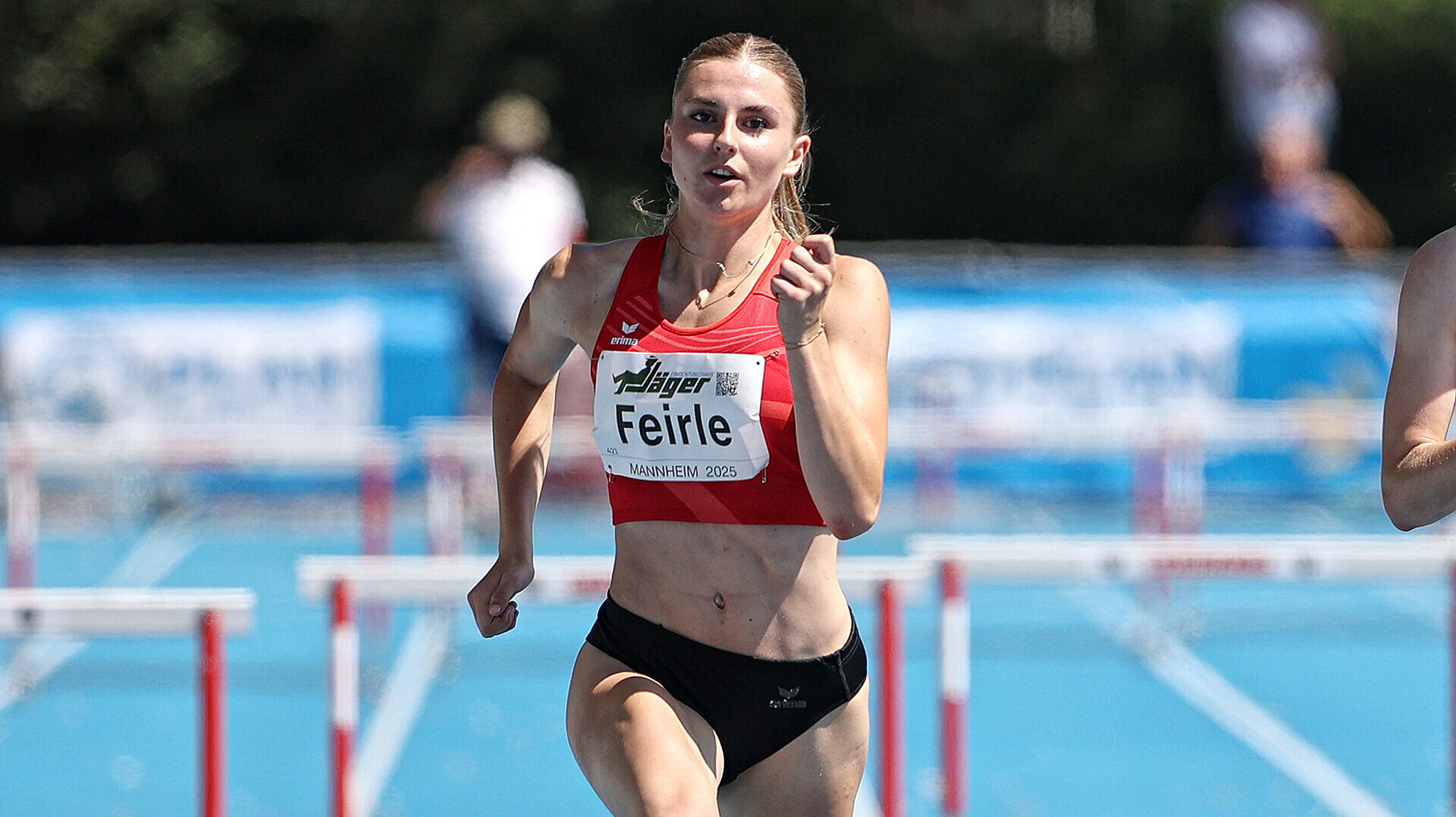 Hürdenläuferin Rebekka Feirle nach dem Überqueren der Hürde auf dem Weg ins Ziel