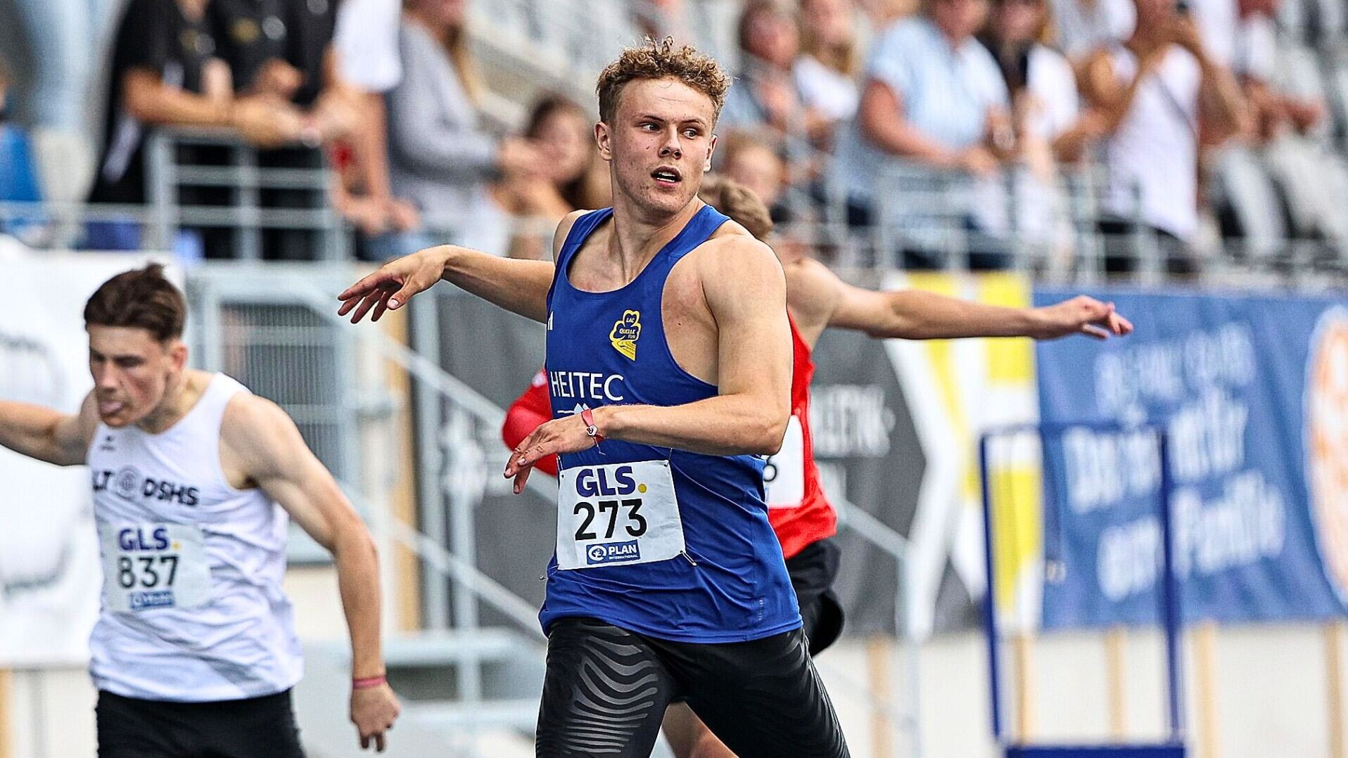 Sprinter Jakob Kemminer beim Überqueren der Ziellinie mit dem Blick zur Seite.
