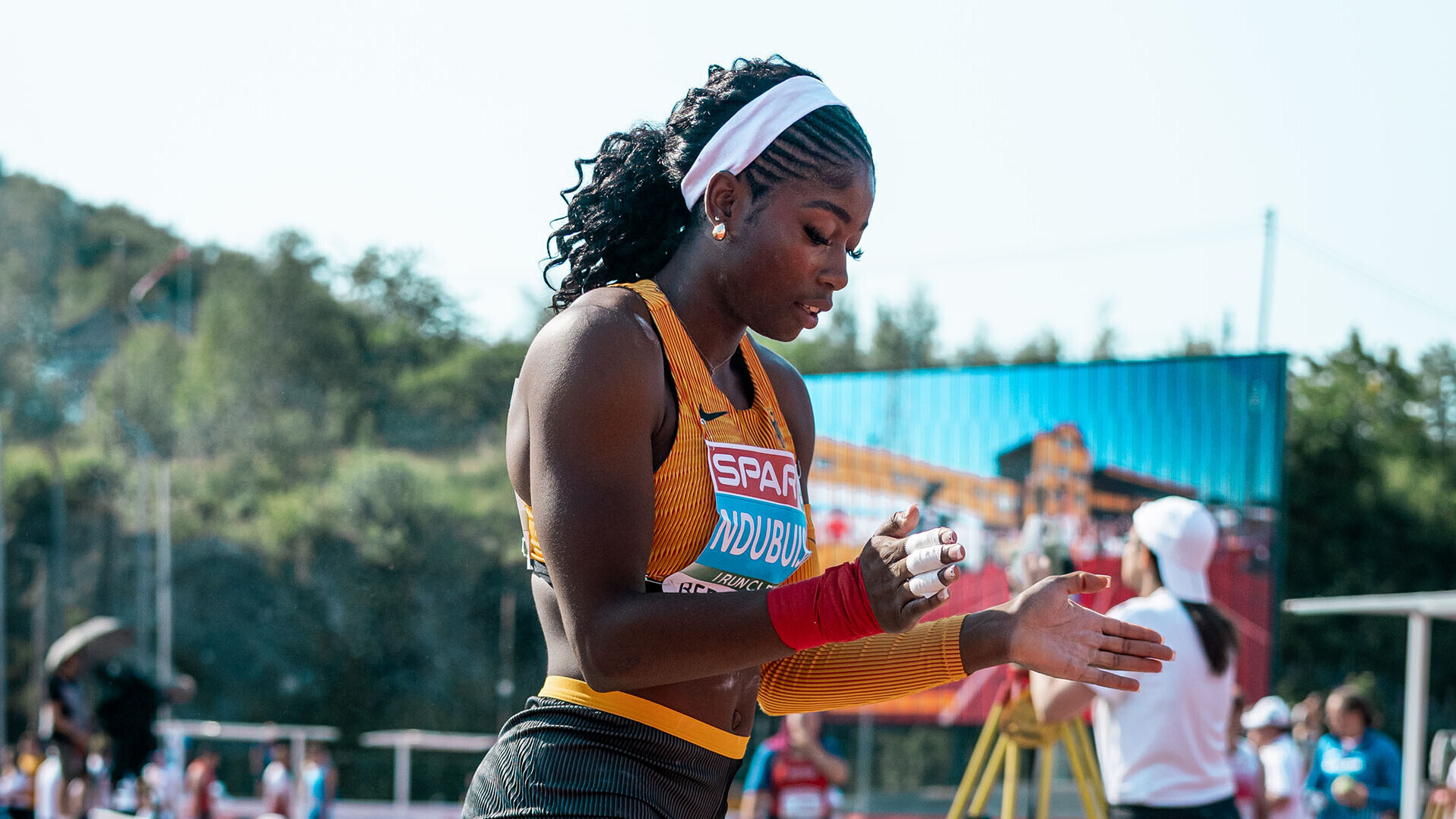 Nina Ndubuisi applaudiert sich in der Kugelstoß-Qualifikation.