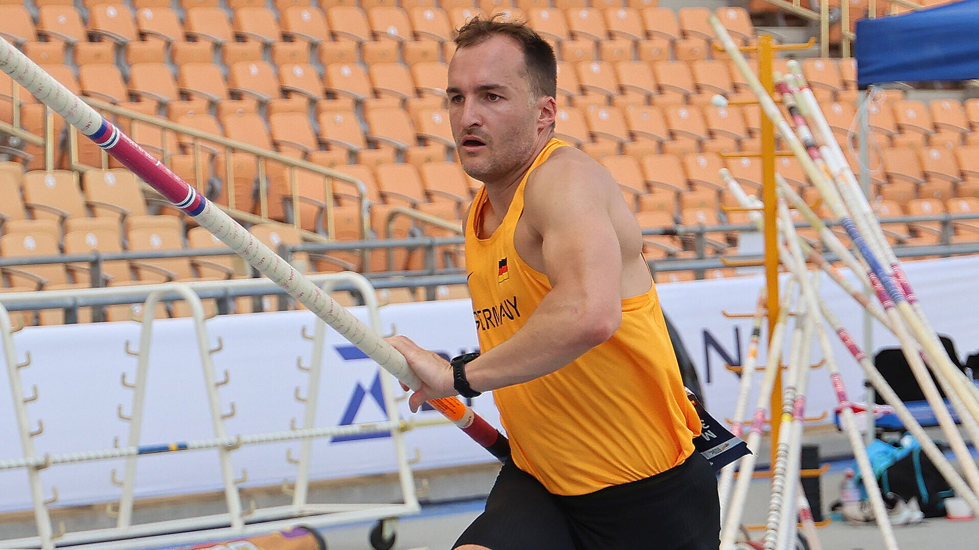 Masters-Athlet Fabian Stalter nimmt mit dem Stab in der Hand Anlauf