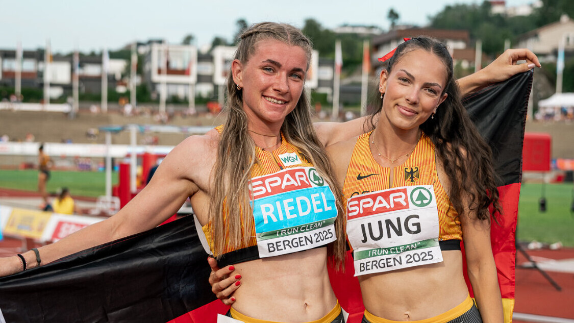 Serina Riedel und Marie Jung posieren mit der Deutschlandfahne