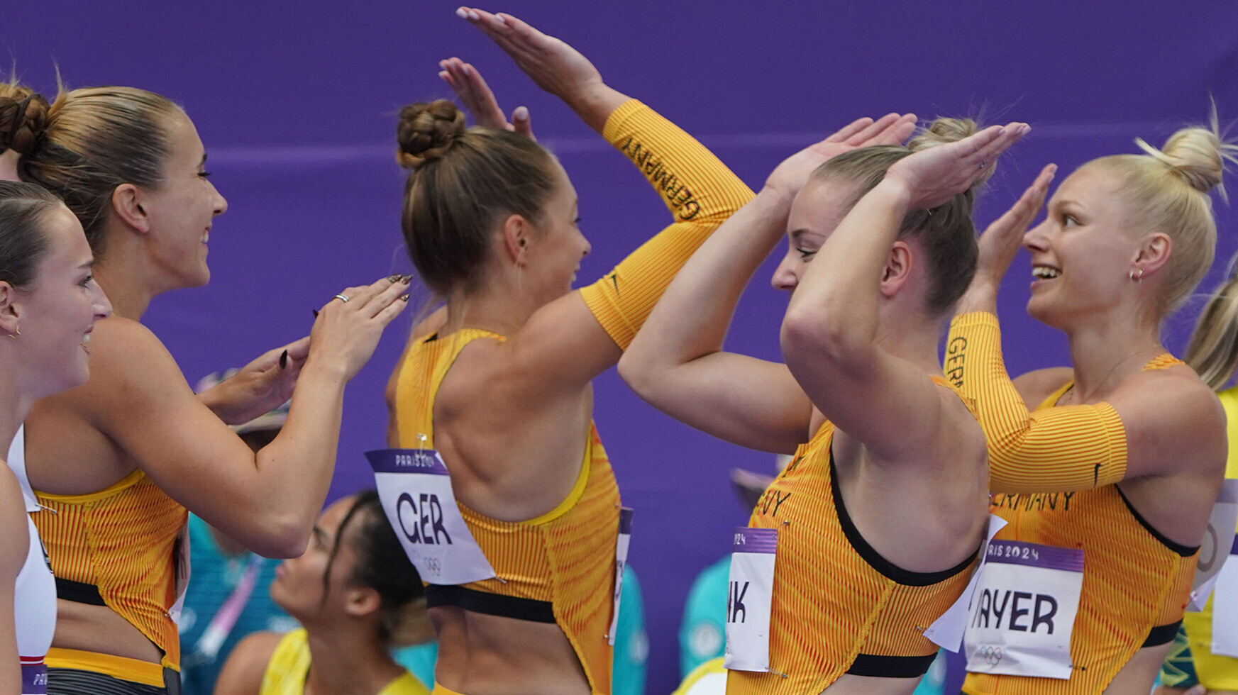Die Frauen-Sprintstaffel klatscht sich lachend ab