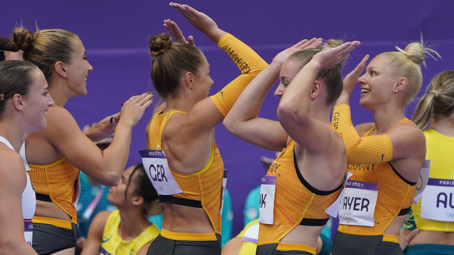 Die Frauen-Sprintstaffel klatscht sich lachend ab