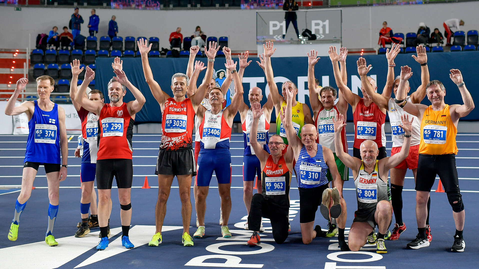 Die Mehrkämpfer der M65 versammeln sich und recken die Arme in die Luft