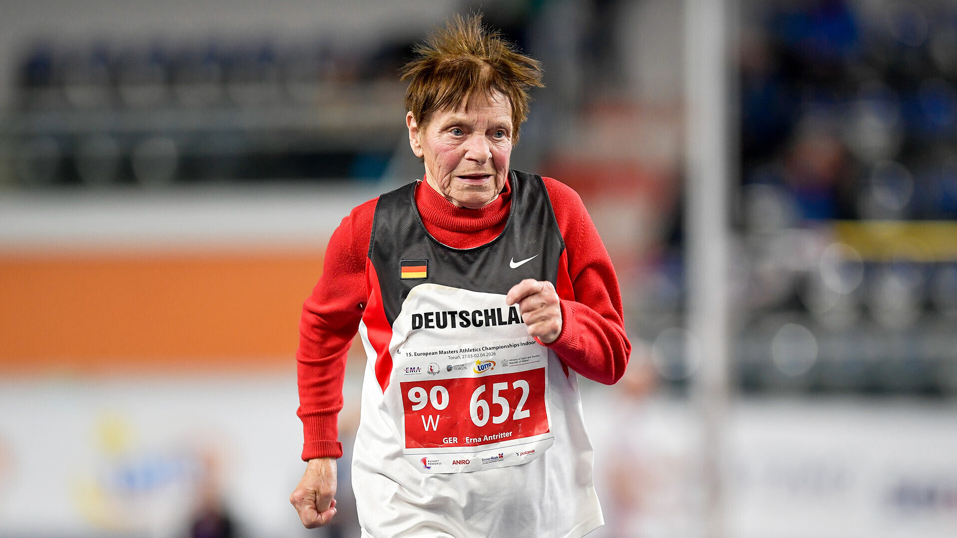 Porträt von Erna Antritter in der Laufbewegung