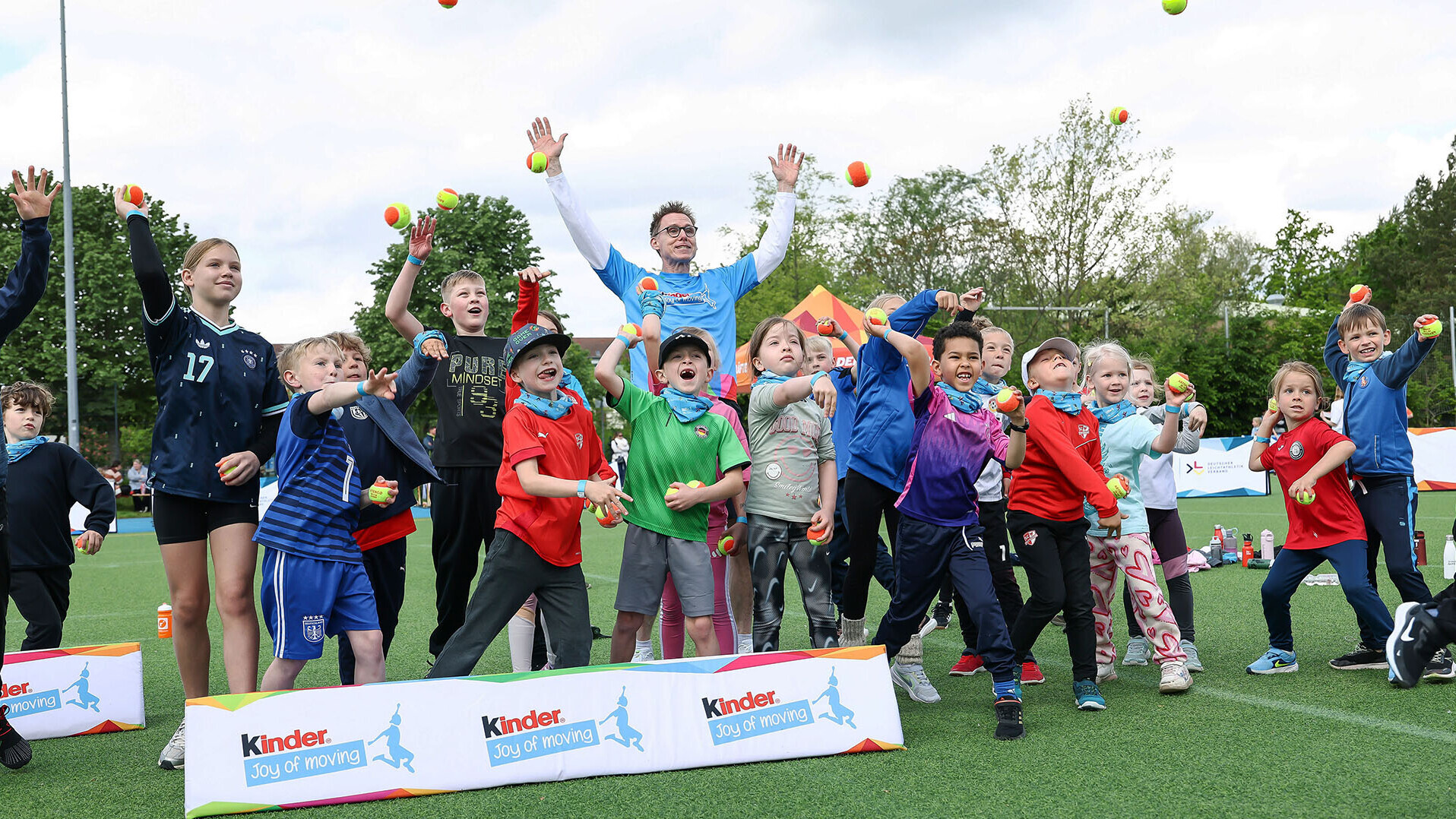 Leichtathletik-Stars mit „Superkräften“ beim „kinder Joy of Moving Sommer der Kinderleichtathletik“