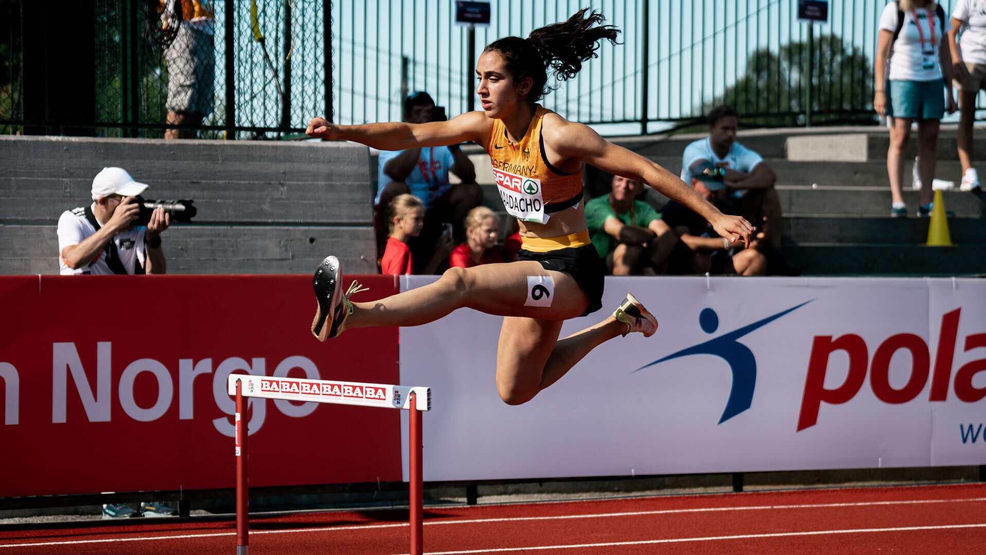 Yasmin Amaadacho beim Überqueren einer Hürde