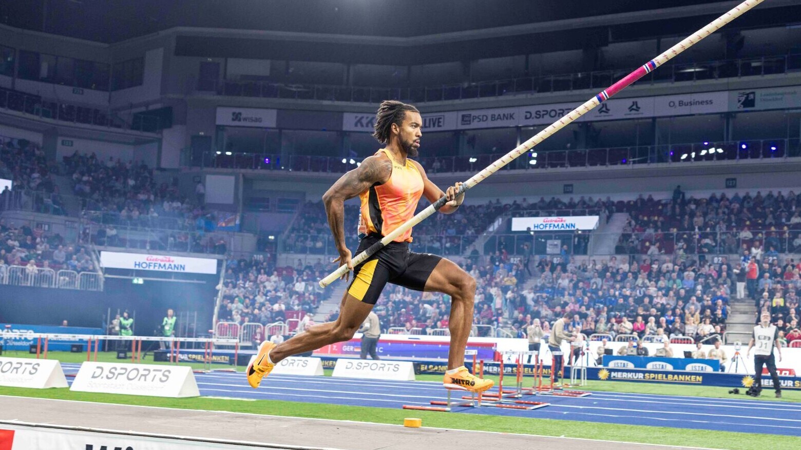 Bo Kanda Lita Baehre nimmt mit dem Stab Anlauf. 