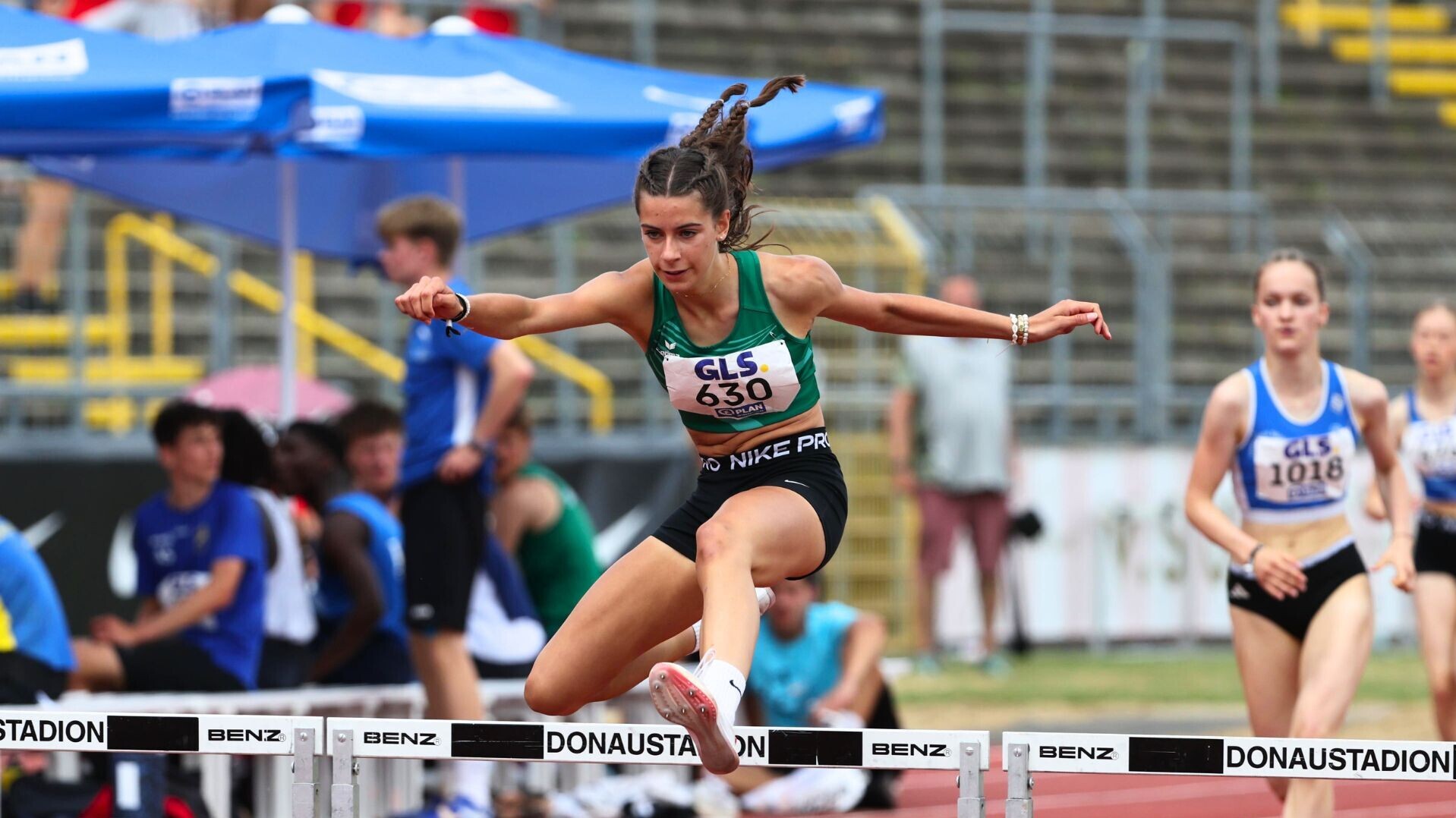 Tamina Heller läuft über die Hürde.