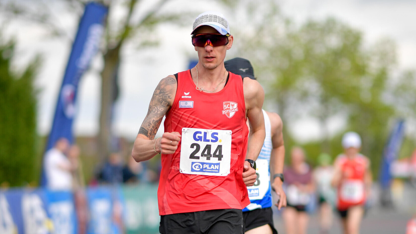 Christopher Linke marschiert bei einem Geher-Wettkampf auf der Straße vorneweg