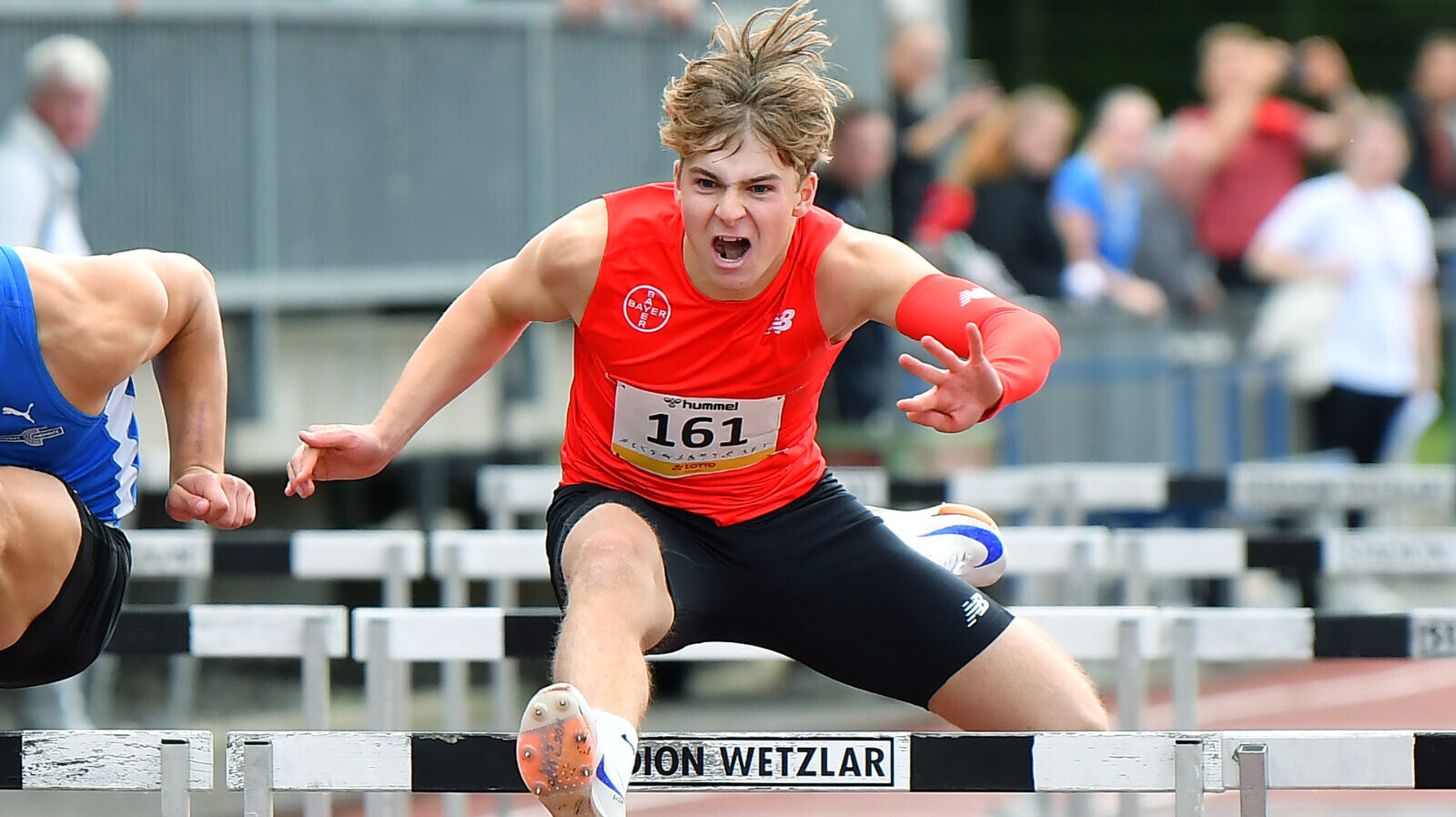 Hürdensprinter Niklas Kautz beim Überqueren einer Hürde