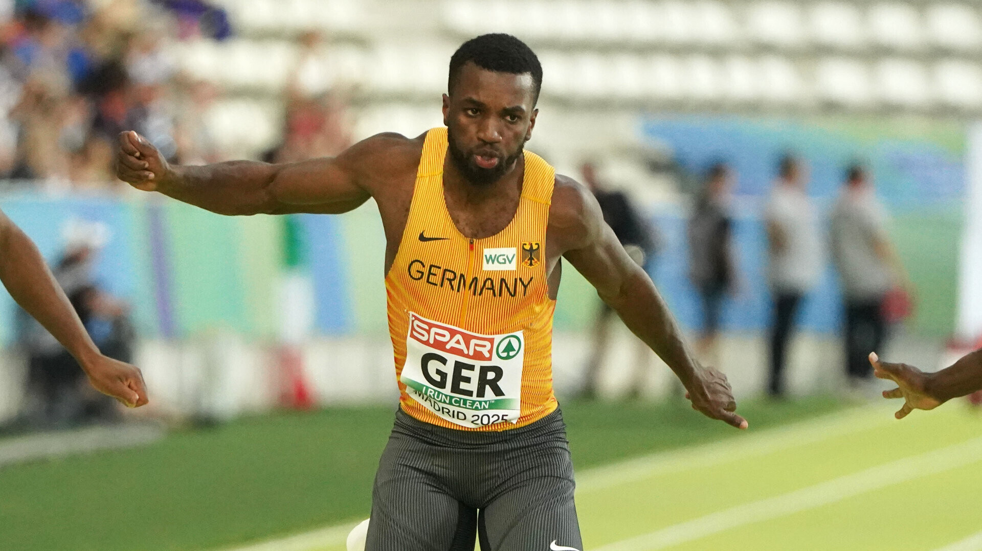 Sprinter Lucas Ansah-Peprah beim Zieleinlauf mit nach vorne gereckter Brust