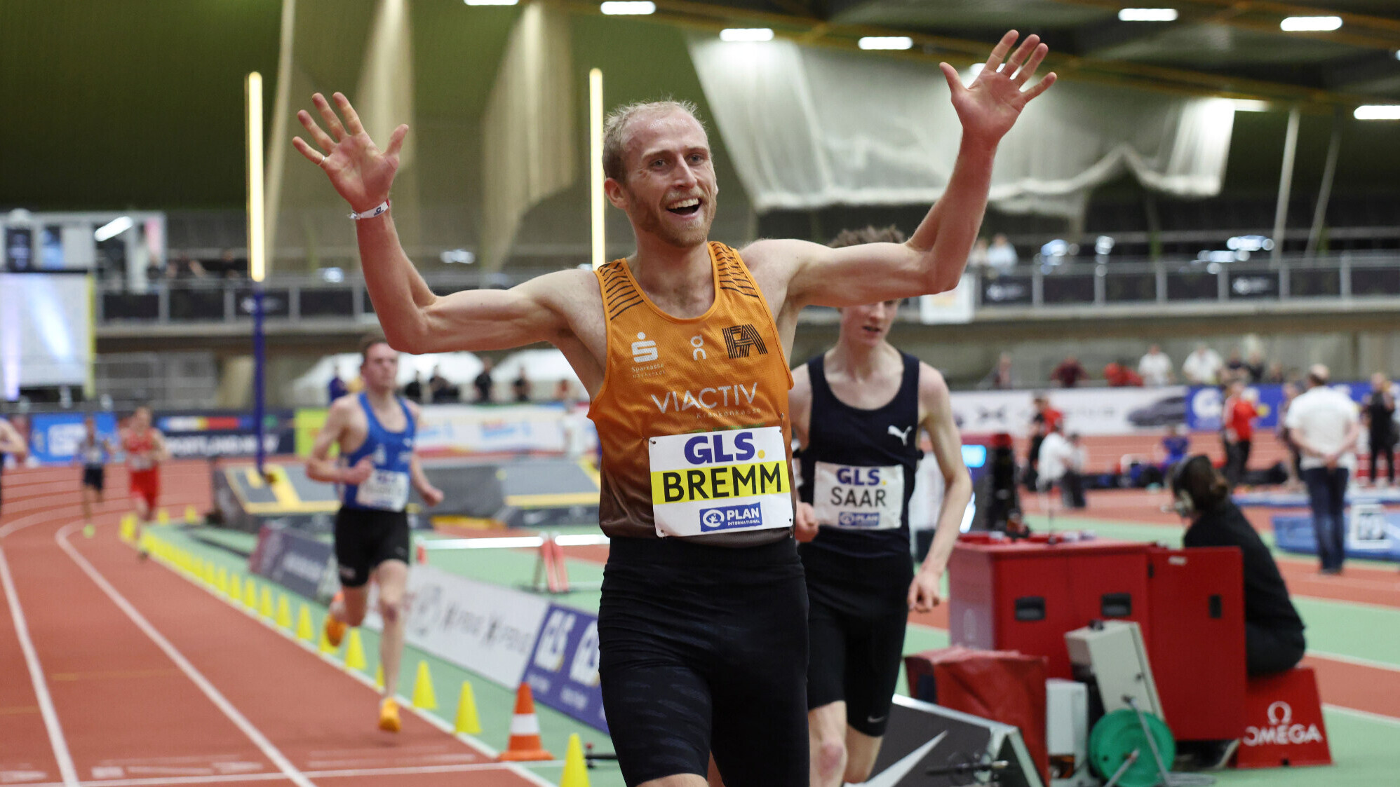 Der deutsche Langstreckenläufer Florian Bremm jubelt im Ziel.