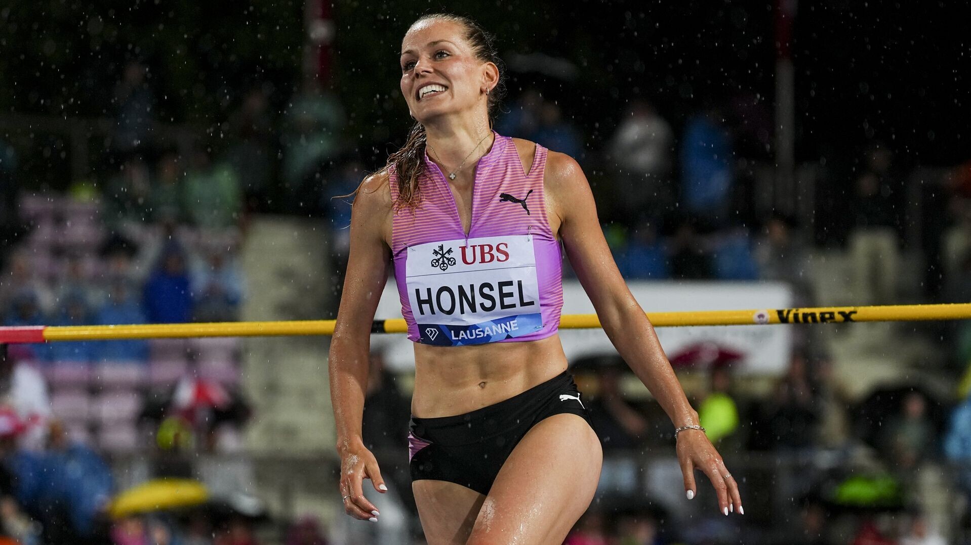 Christina Honsel springt im strömenden Regen zum Premieren-Sieg