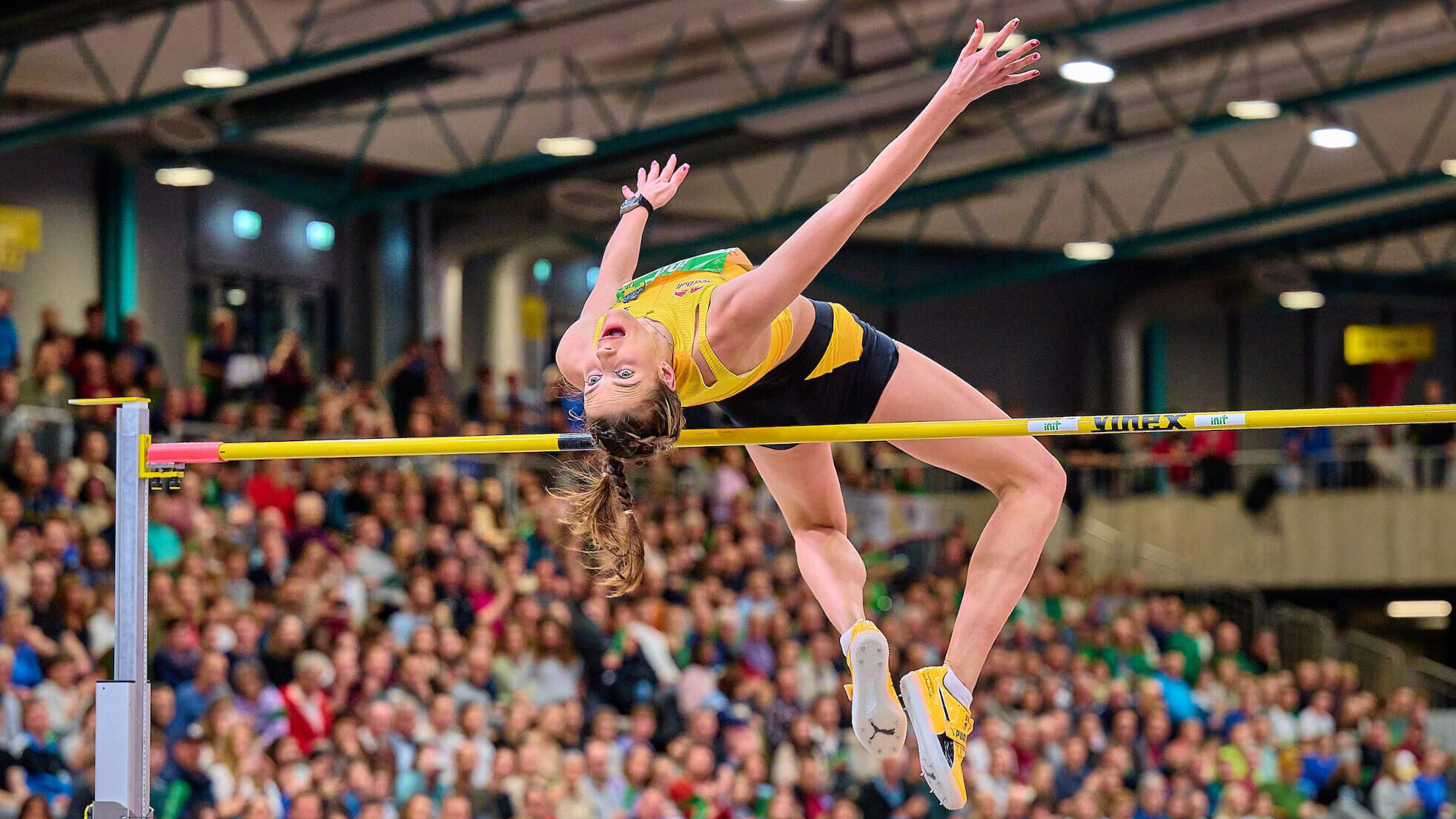 Die ukrainische Hochspringerin Yaroslava Mahuchikh überquert in einer vollbesetzten Halle die Latte.