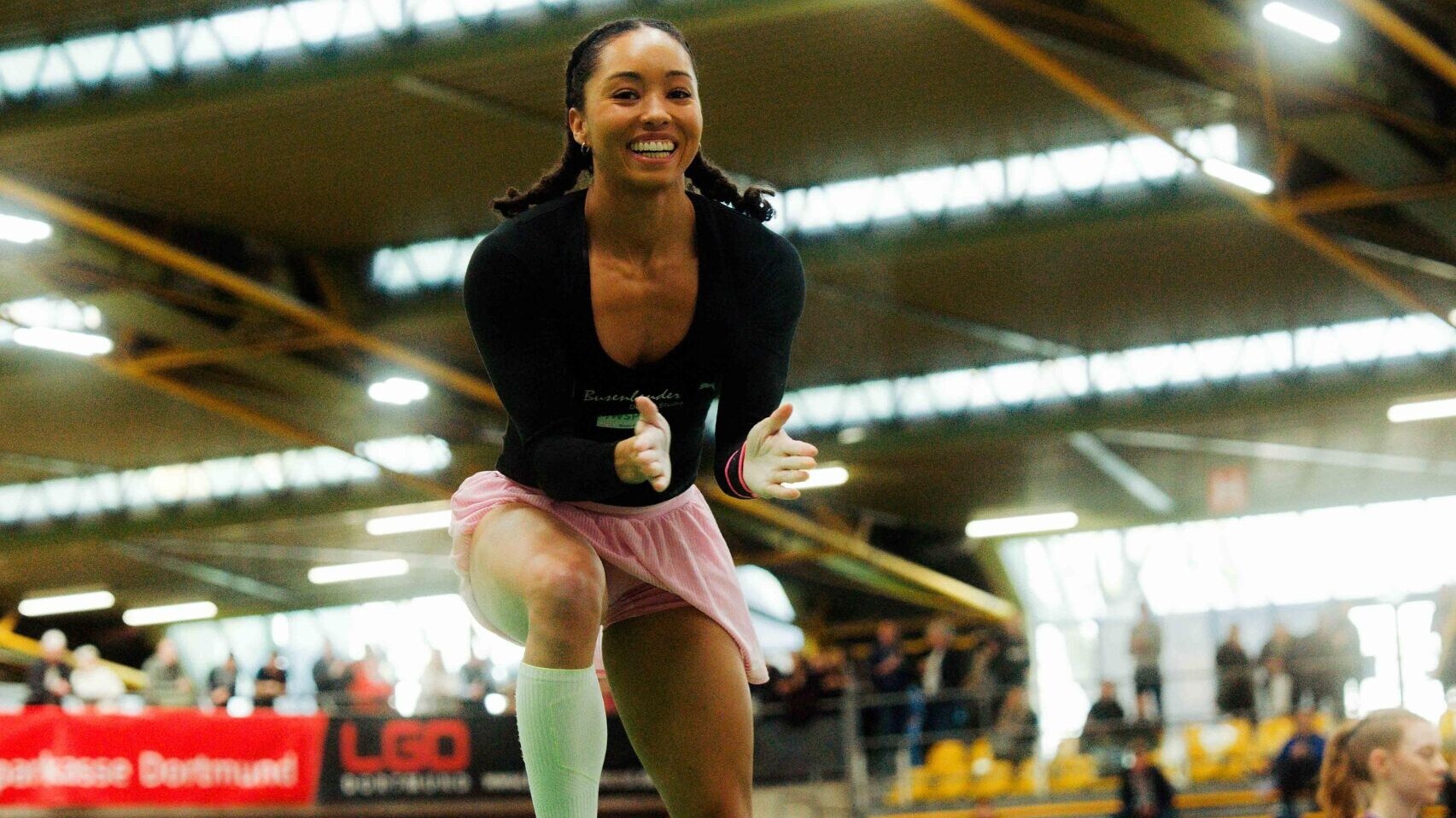 Die deutsche Stabhochspringerin Jacqueline Otchere jubelt.