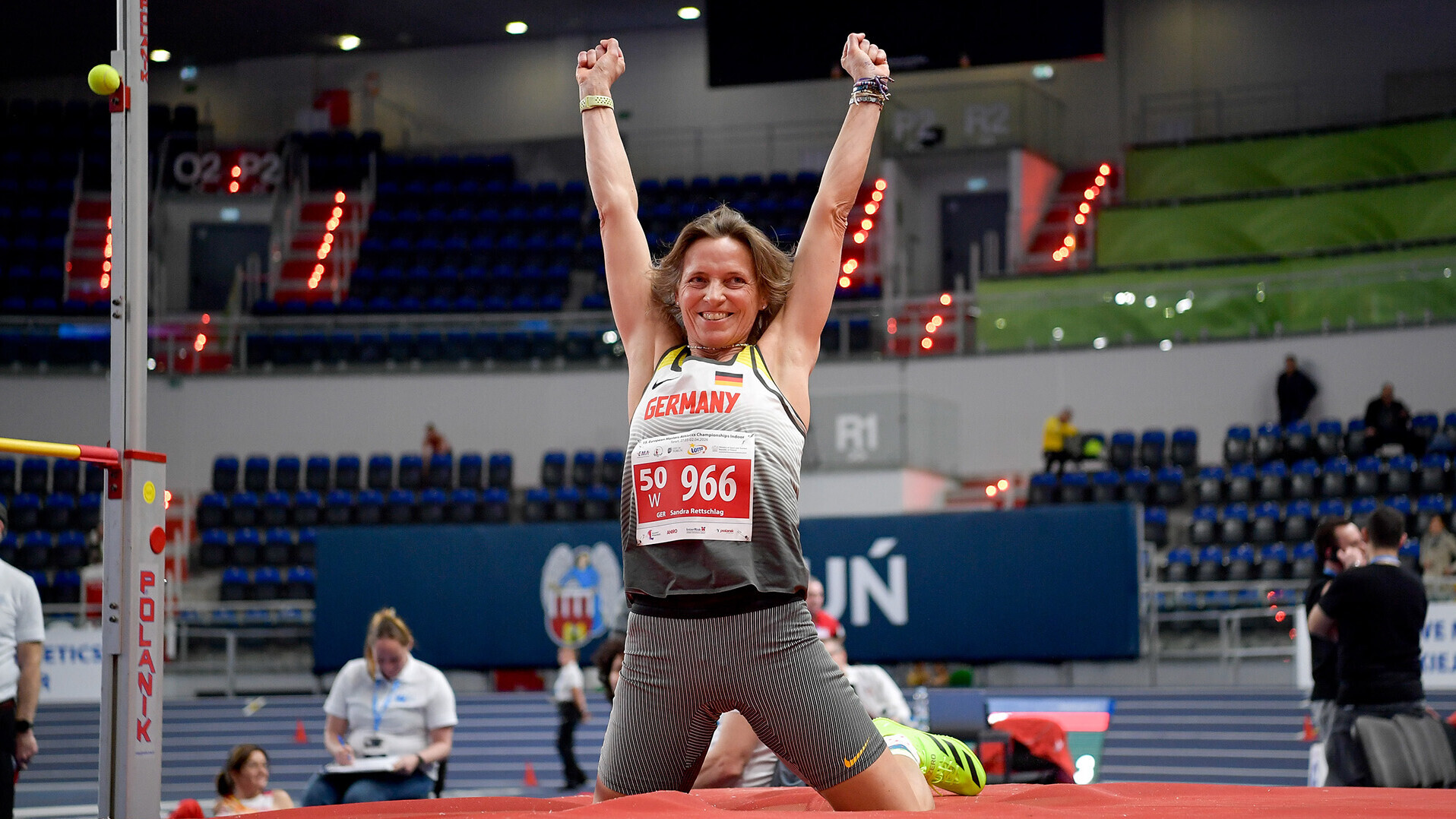 Sandra Rettschlag jubelt auf der Hochsprungmatte kniend