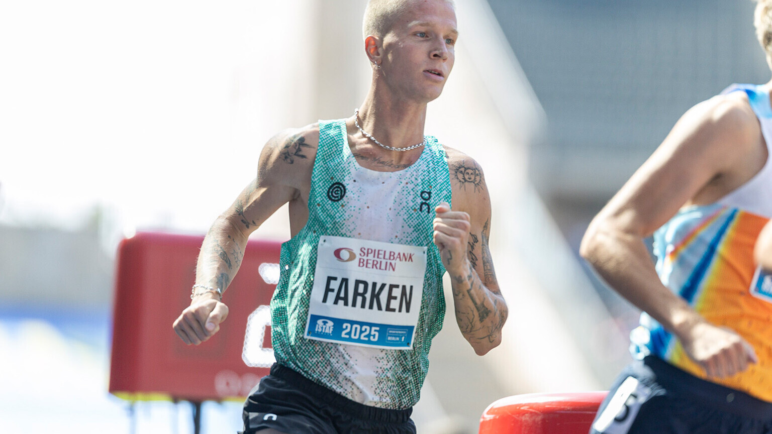 Robert Farken läuft beim ISTAF 2025 an den Fersen eines anderen Athleten