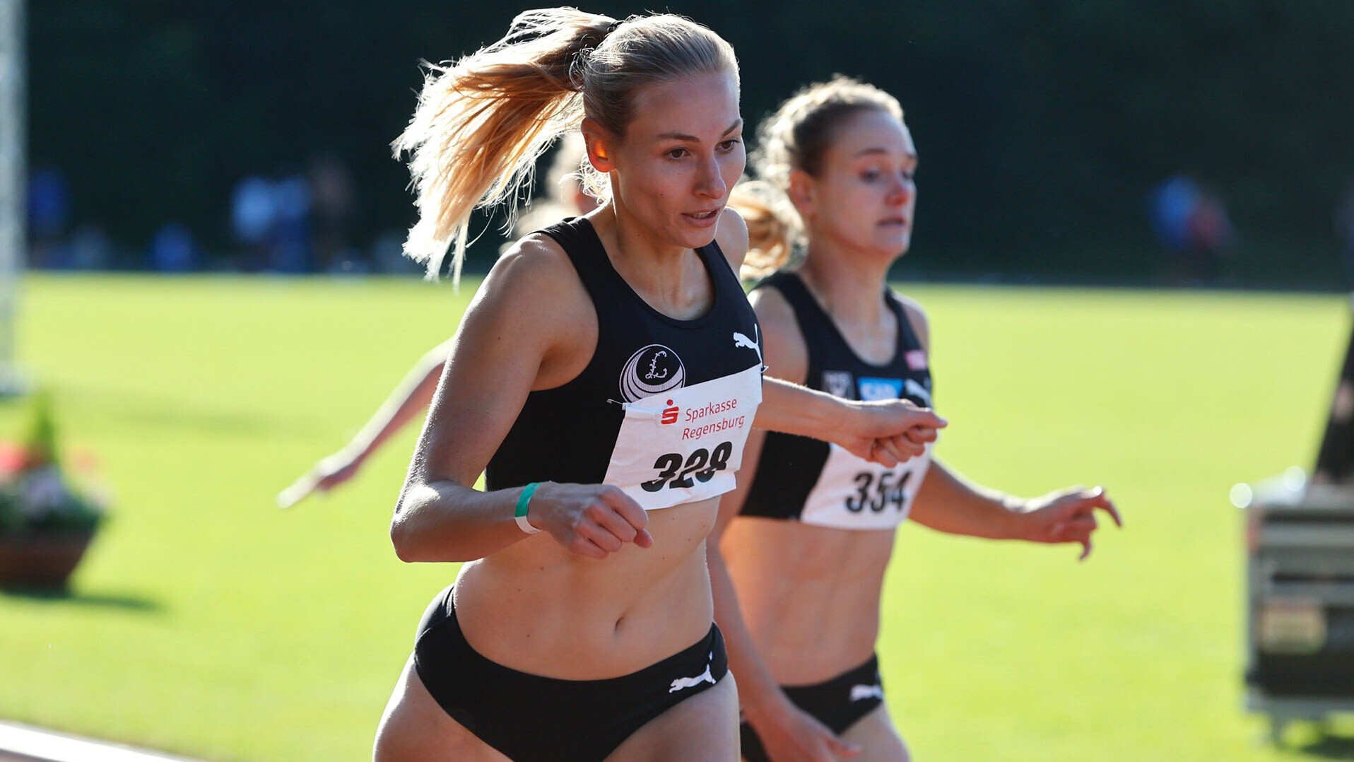 Elisa Lechleitner sprintet über die Ziellinie, im Hintergrund eine andere Athletin
